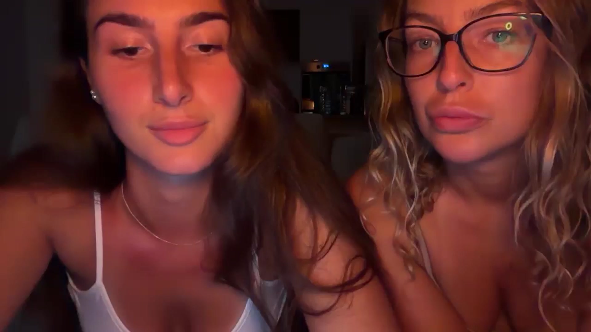 Gallery image thumbnail from Kikiii_xx's myfreecams stream on, 03/12/2025, 01:57 image 2 of 20