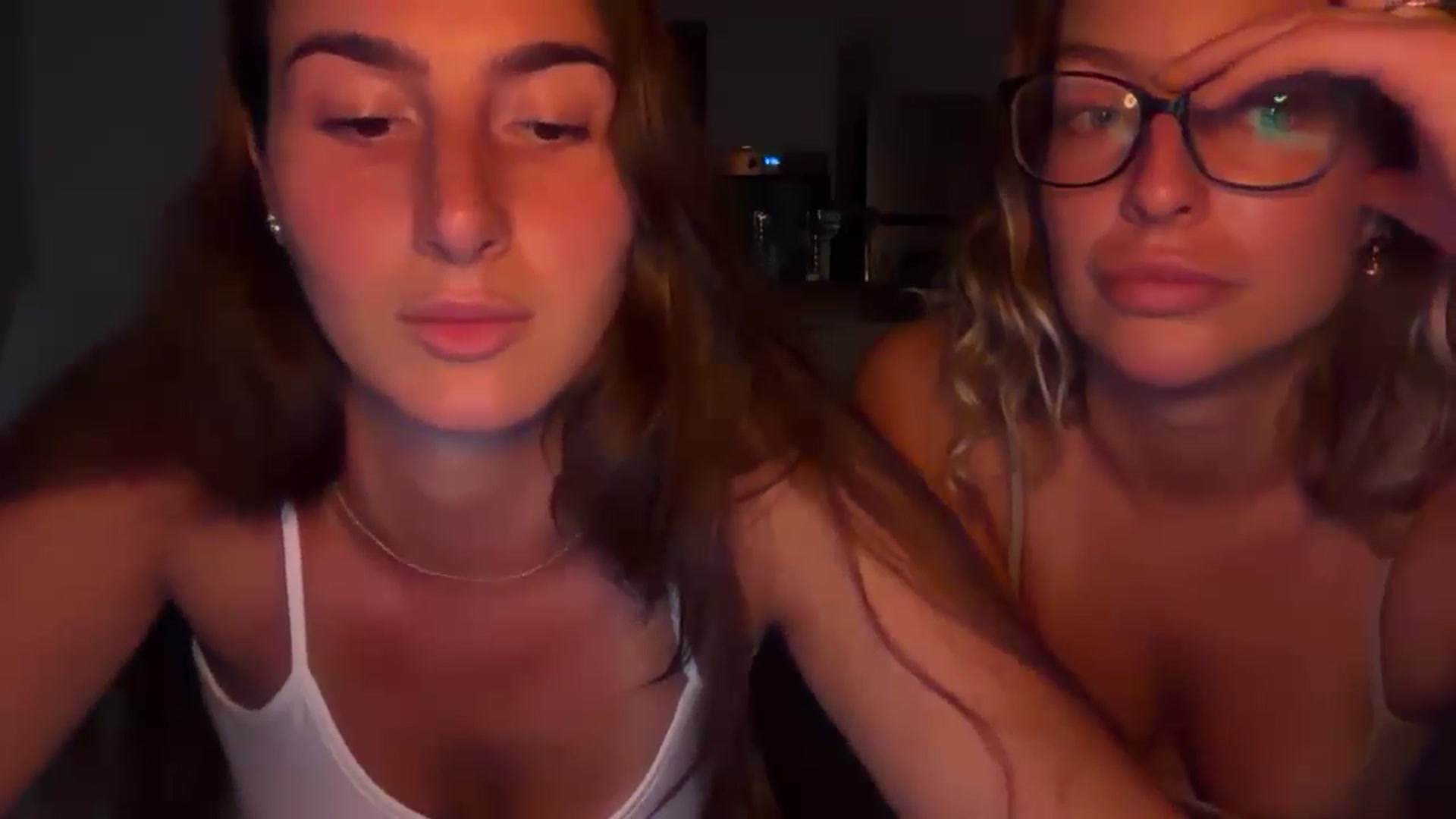 Gallery image thumbnail from Kikiii_xx's myfreecams stream on, 03/12/2025, 02:49 image 17 of 20