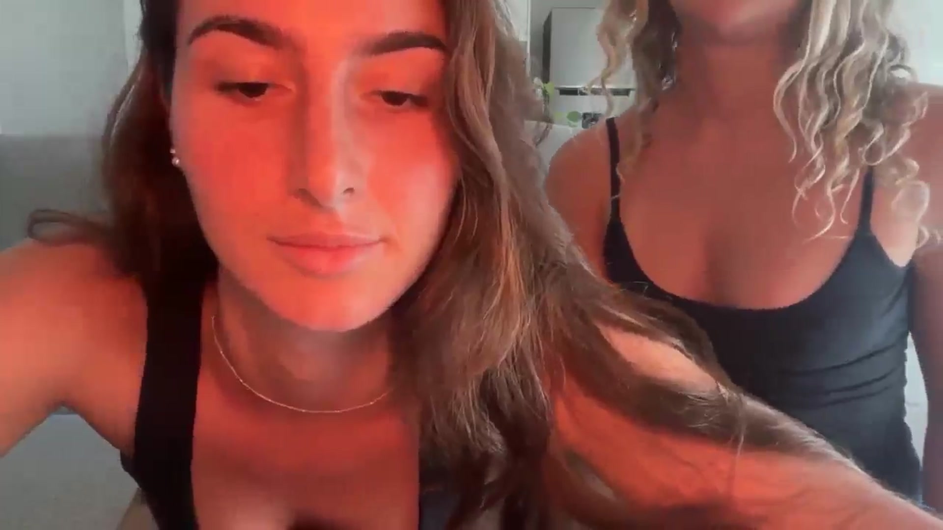 Gallery image thumbnail from Kikiii_xx's myfreecams stream on, 03/12/2025, 19:01 image 16 of 20