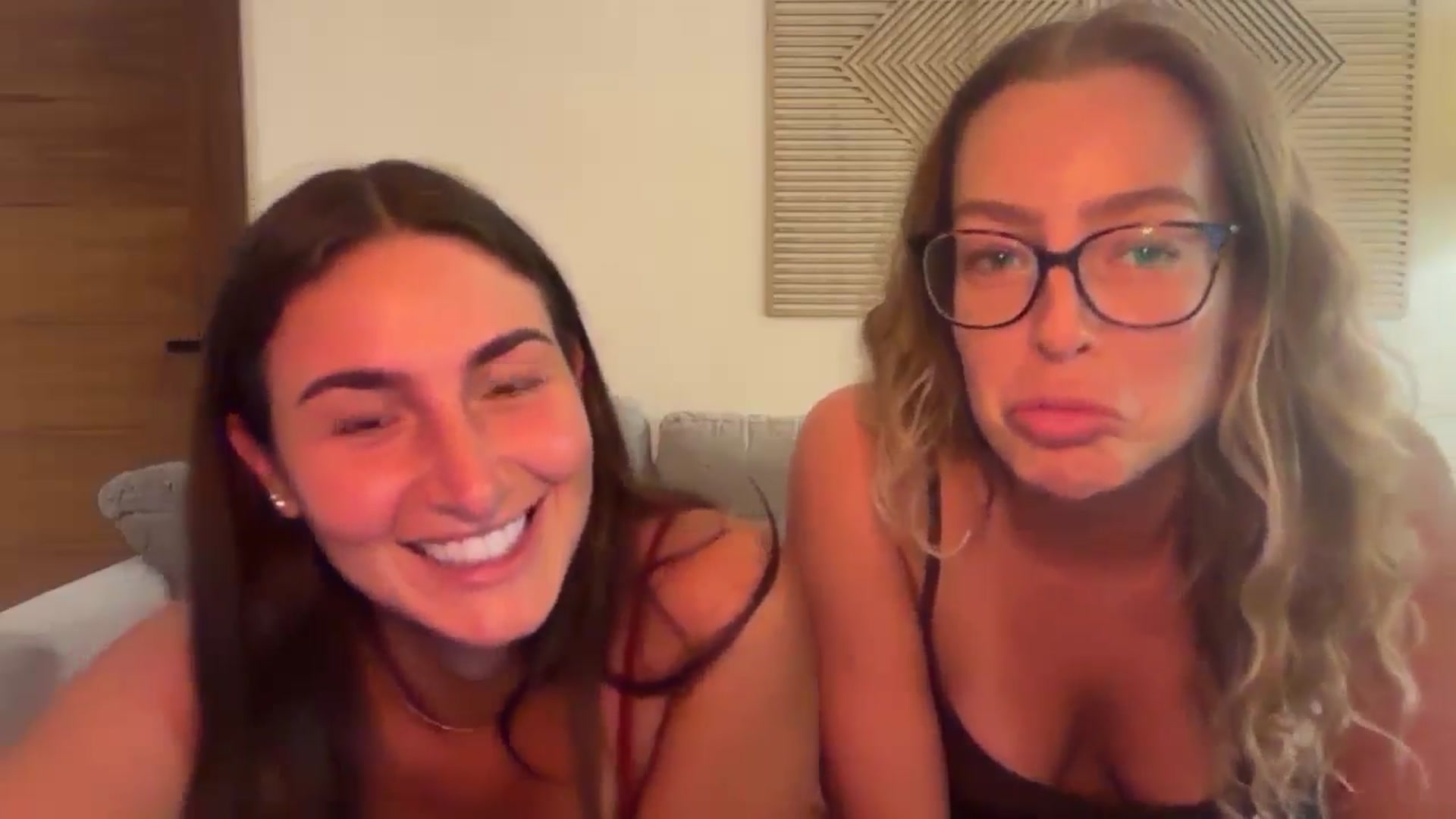 Gallery image thumbnail from Kikiii_xx's myfreecams stream on, 03/25/2025, 02:34 image 14 of 20