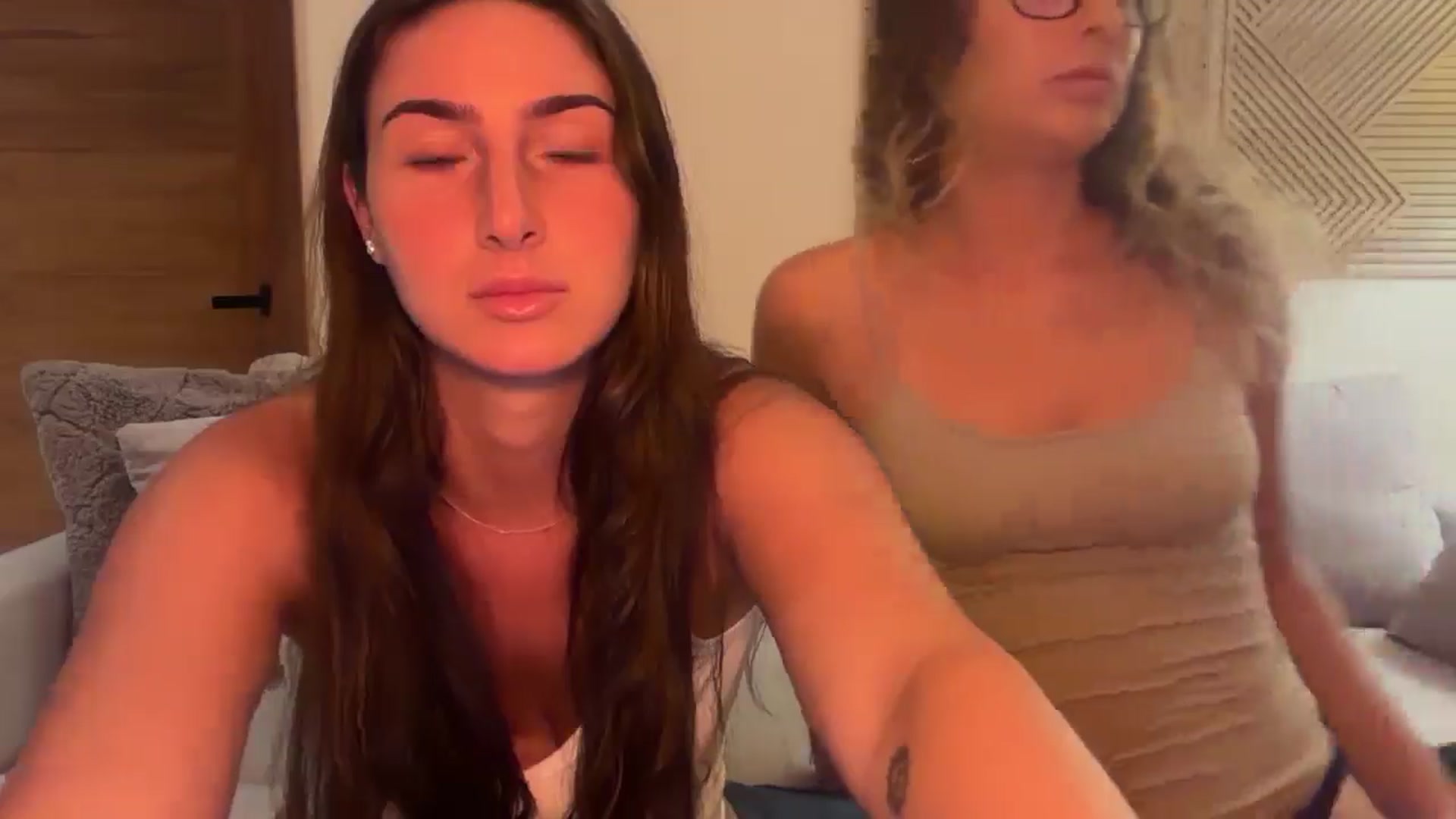 Gallery image thumbnail from Kikiii_xx's myfreecams stream on, 03/28/2025, 02:35 image 3 of 20
