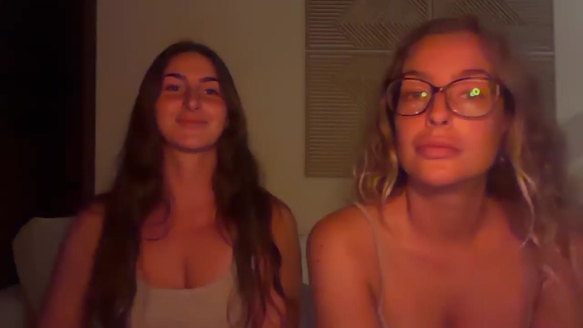 Gallery image thumbnail from Kikiii_xx's myfreecams stream on, 04/08/2025, 24:51 image 6 of 20