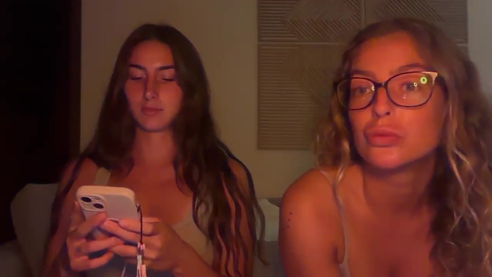 Gallery image thumbnail from Kikiii_xx's myfreecams stream on, 04/08/2025, 24:51 image 4 of 20
