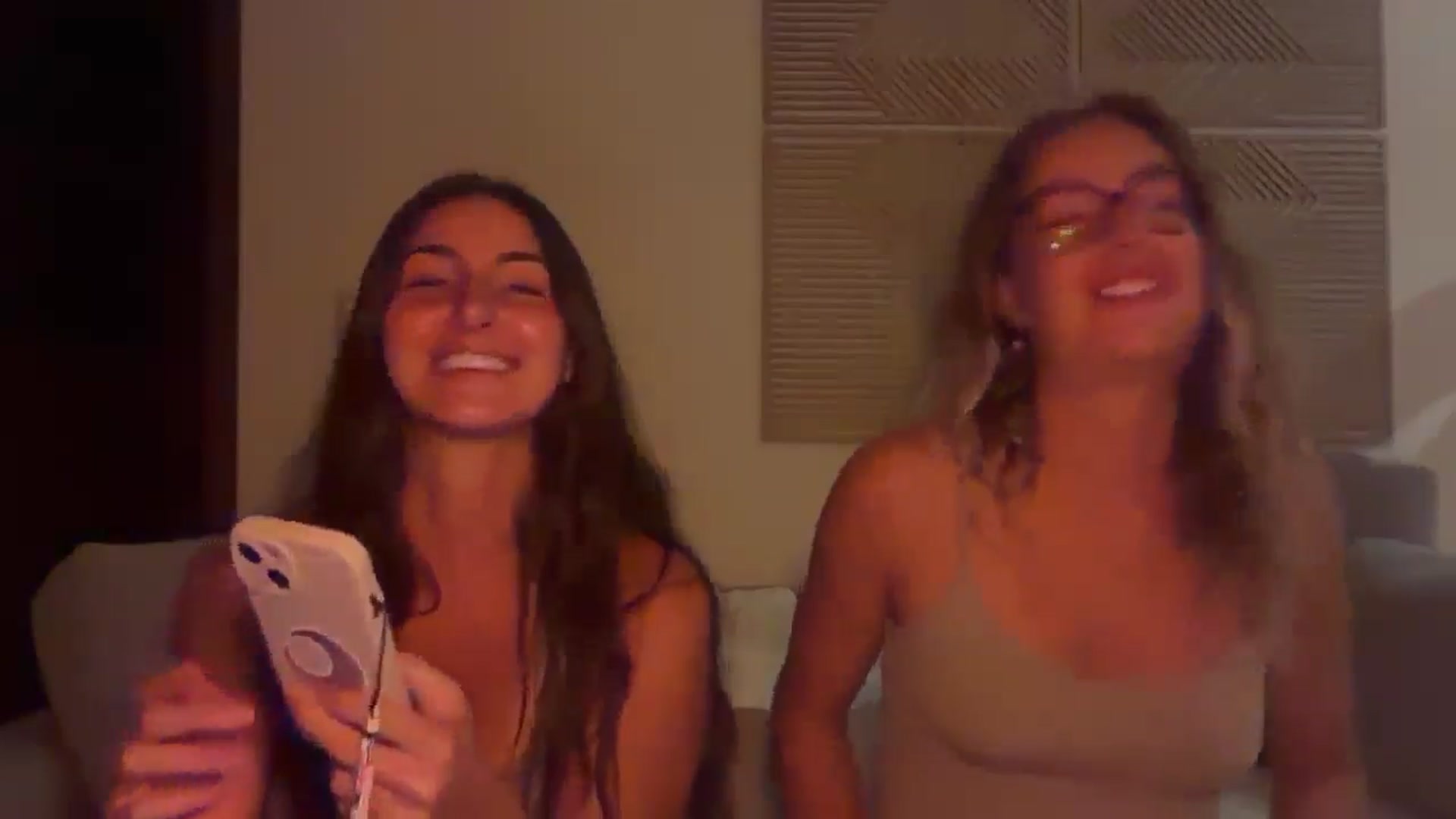 Gallery image thumbnail from Kikiii_xx's myfreecams stream on, 04/08/2025, 24:51 image 12 of 20