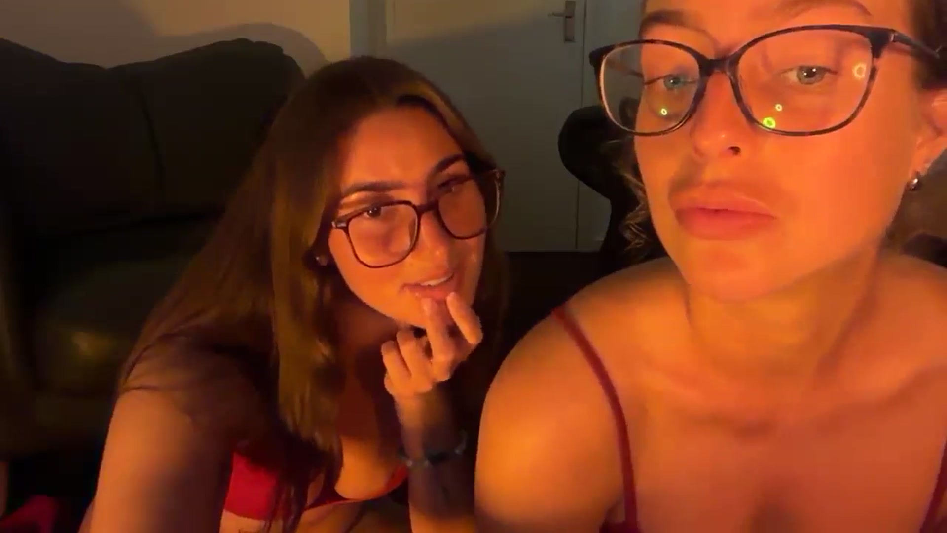 Gallery image thumbnail from Kikiii_xx's myfreecams stream on, 09/30/2025, 20:31 image 20 of 20