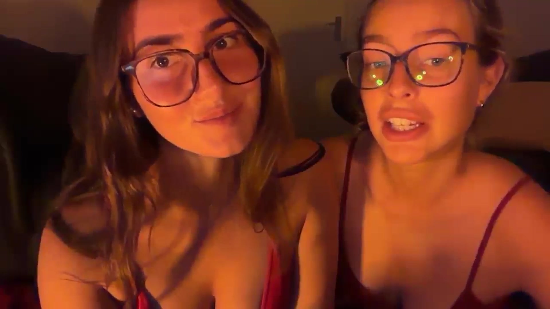 Gallery image thumbnail from Kikiii_xx's myfreecams stream on, 09/30/2025, 22:09 image 13 of 20