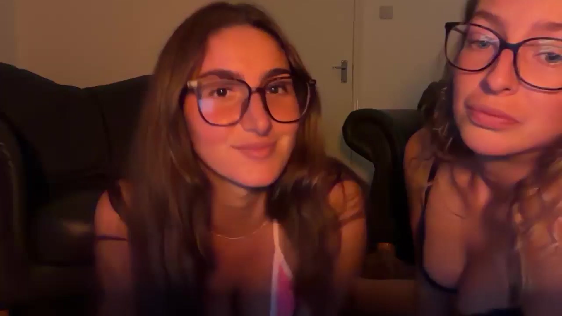 Gallery image thumbnail from Kikiii_xx's myfreecams stream on, 10/03/2025, 20:53 image 11 of 20