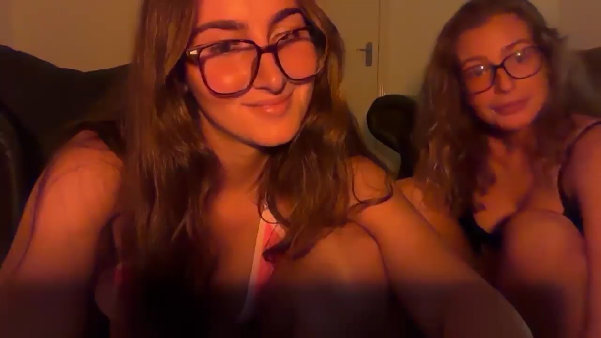 Gallery image thumbnail from Kikiii_xx's myfreecams stream on, 10/03/2025, 20:53 image 19 of 20