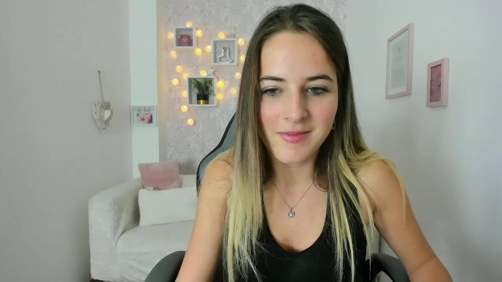 Gallery image thumbnail from Kiley__Minoww's myfreecams stream on, 12/08/2022, 16:27 image 4 of 20