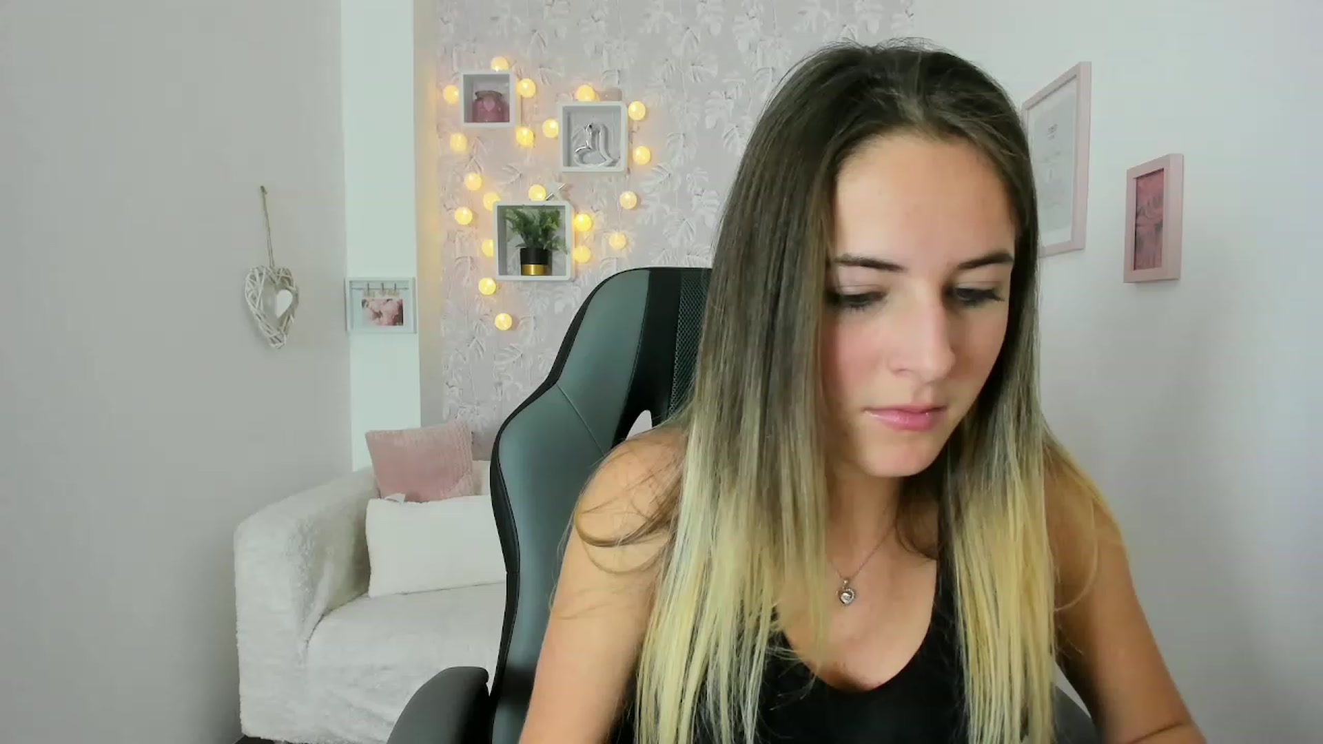 Gallery image thumbnail from Kiley__Minoww's myfreecams stream on, 12/08/2022, 16:27 image 11 of 20