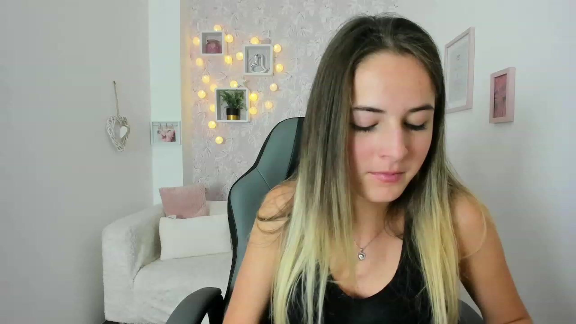 Gallery image thumbnail from Kiley__Minoww's myfreecams stream on, 12/08/2022, 16:27 image 10 of 20