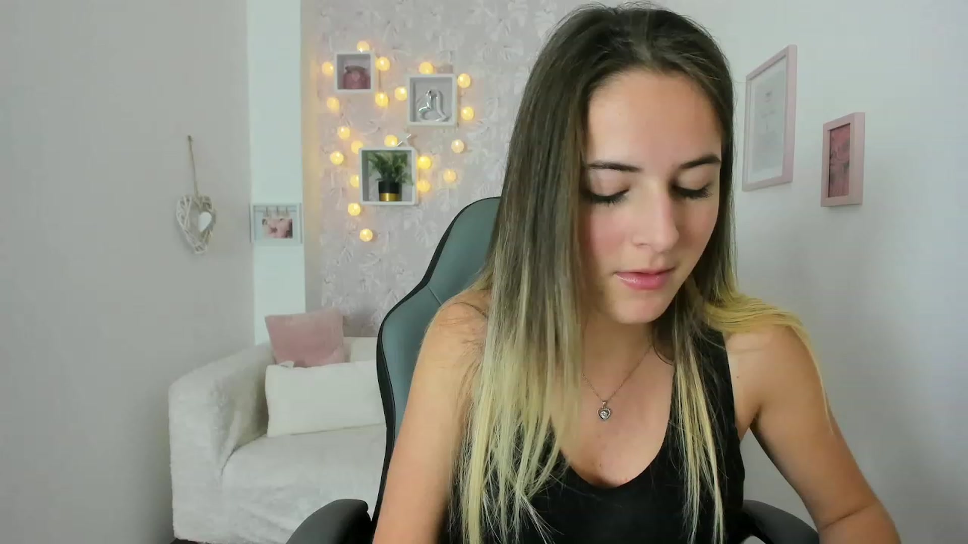 Gallery image thumbnail from Kiley__Minoww's myfreecams stream on, 12/08/2022, 16:27 image 3 of 20