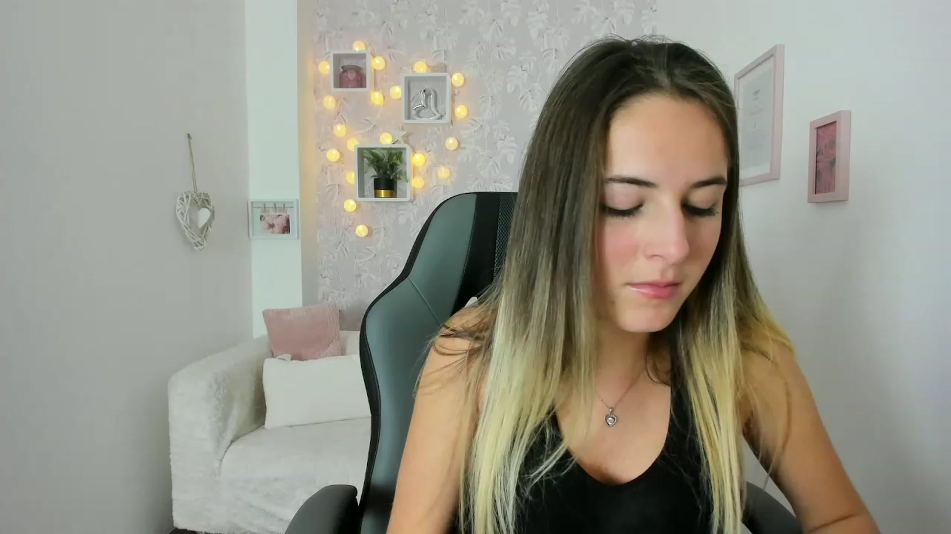 Gallery image thumbnail from Kiley__Minoww's myfreecams stream on, 12/08/2022, 16:27 image 9 of 20