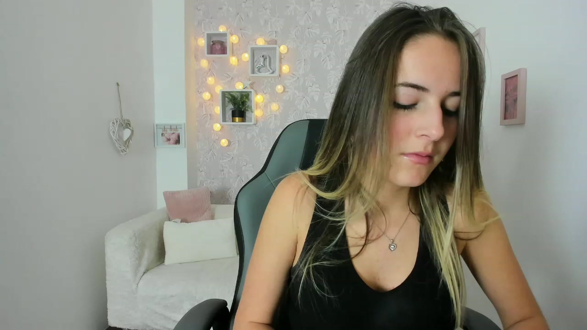Gallery image thumbnail from Kiley__Minoww's myfreecams stream on, 12/08/2022, 16:27 image 19 of 20
