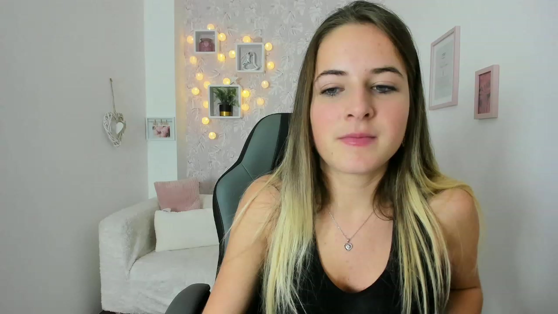 Gallery image thumbnail from Kiley__Minoww's myfreecams stream on, 12/08/2022, 16:27 image 5 of 20