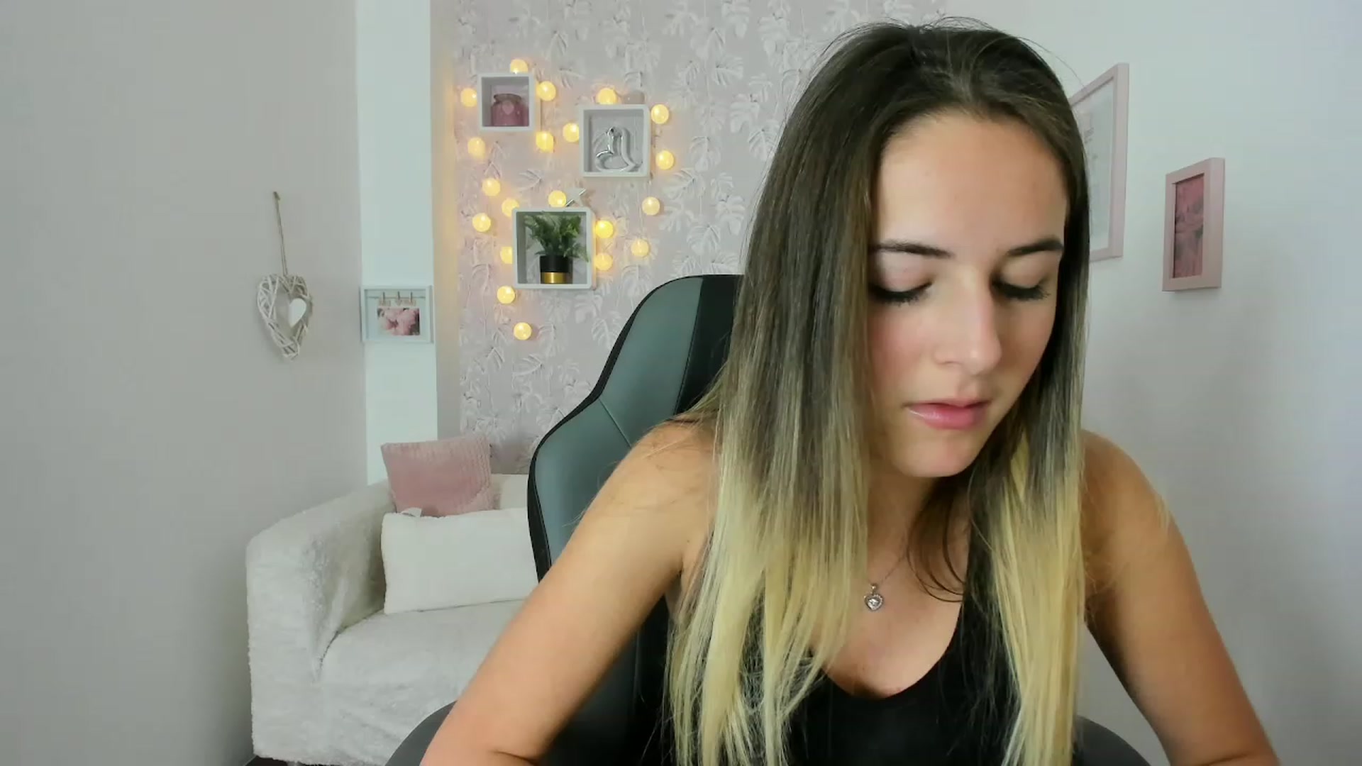 Gallery image thumbnail from Kiley__Minoww's myfreecams stream on, 12/08/2022, 16:27 image 16 of 20