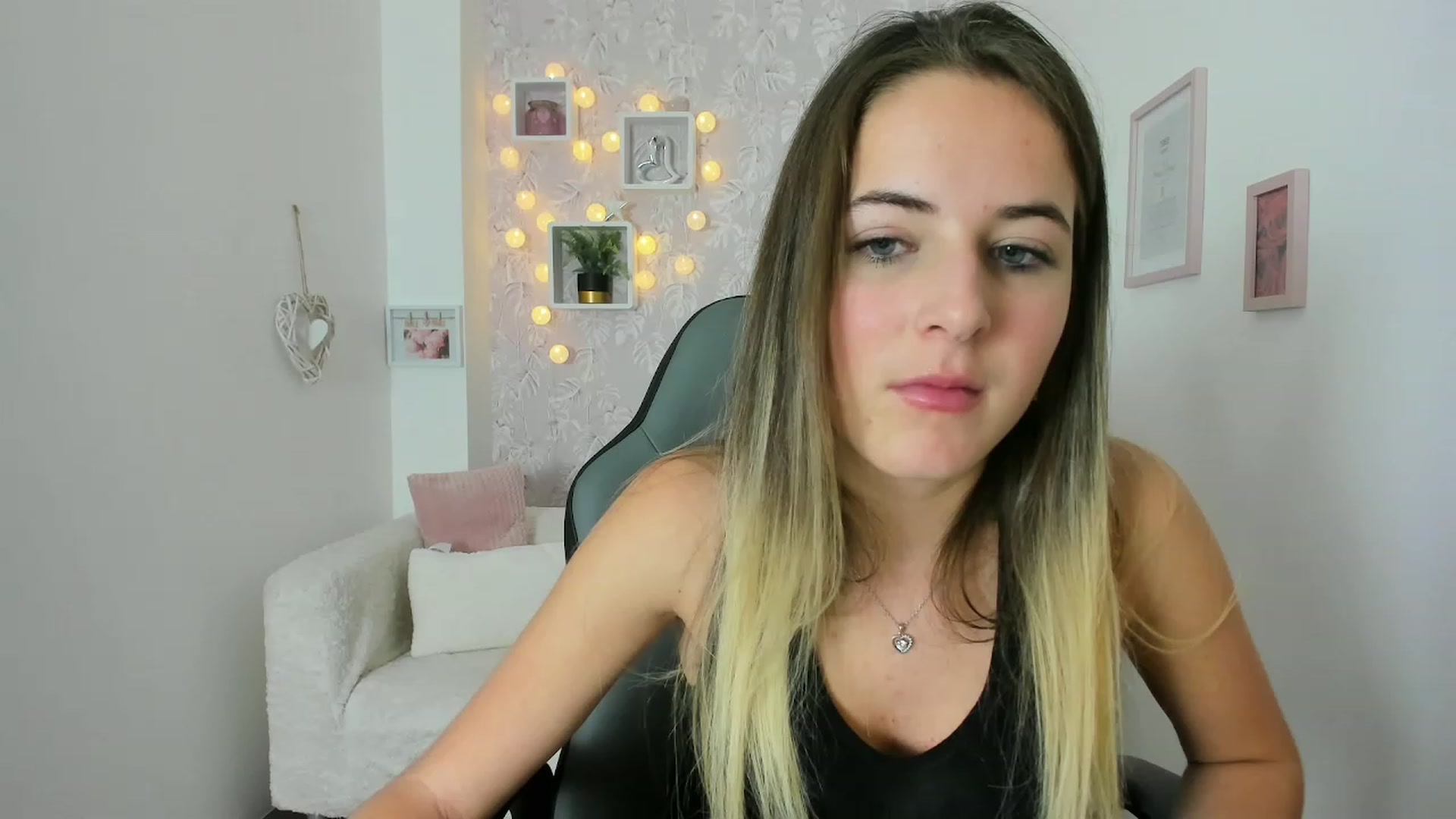 Gallery image thumbnail from Kiley__Minoww's myfreecams stream on, 12/08/2022, 16:27 image 14 of 20