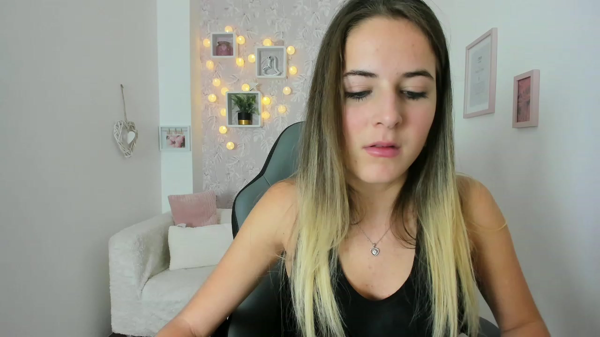 Gallery image thumbnail from Kiley__Minoww's myfreecams stream on, 12/08/2022, 16:27 image 13 of 20