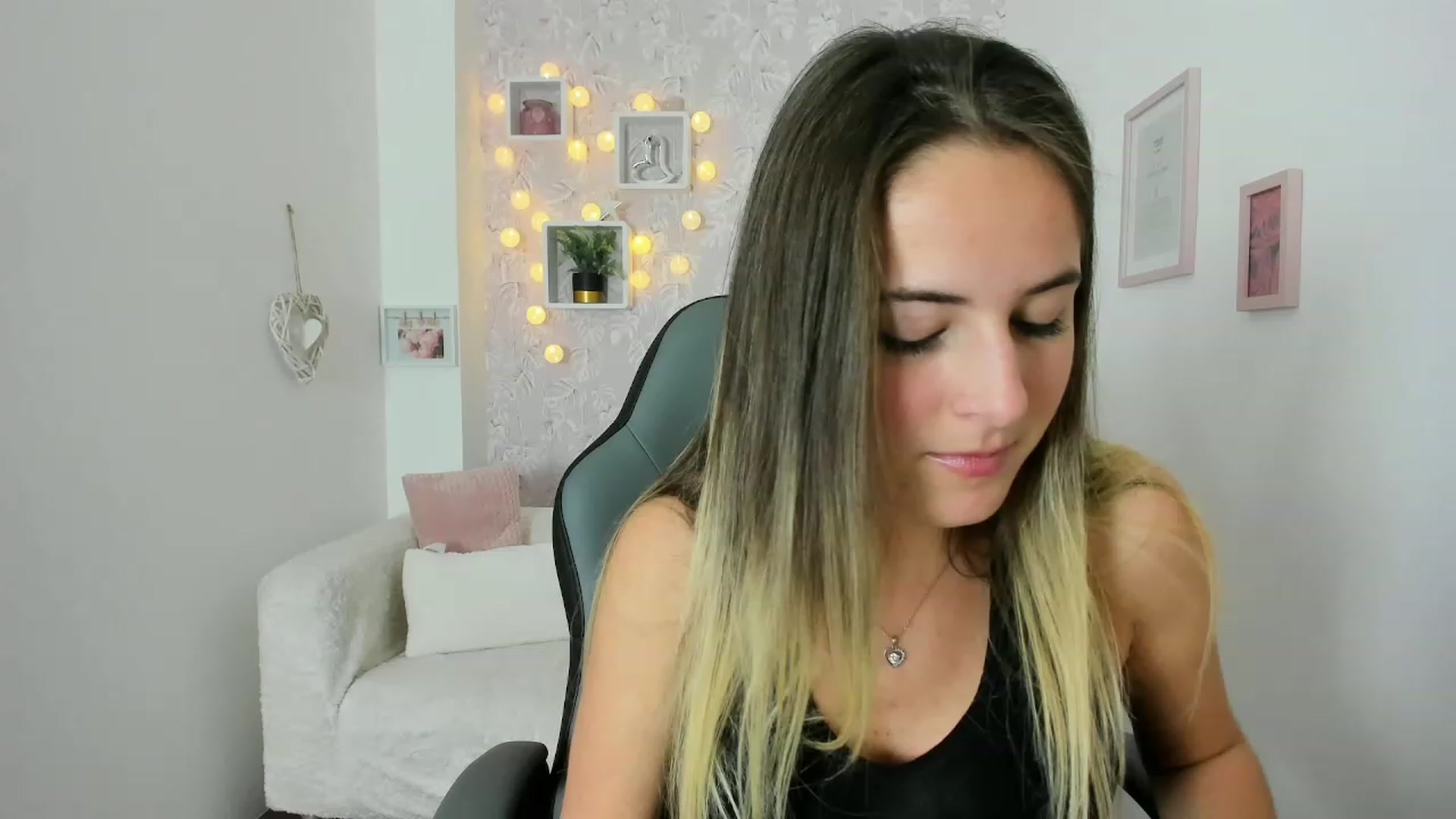 Gallery image thumbnail from Kiley__Minoww's myfreecams stream on, 12/08/2022, 16:27 image 7 of 20