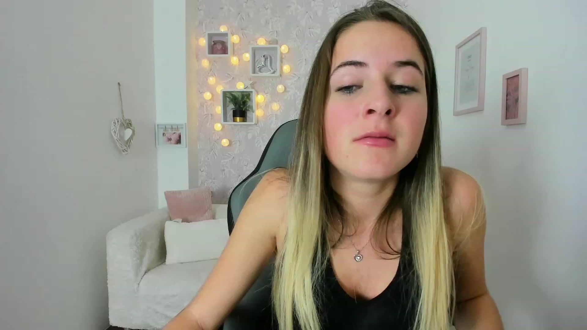 Gallery image thumbnail from Kiley__Minoww's myfreecams stream on, 12/08/2022, 16:27 image 15 of 20