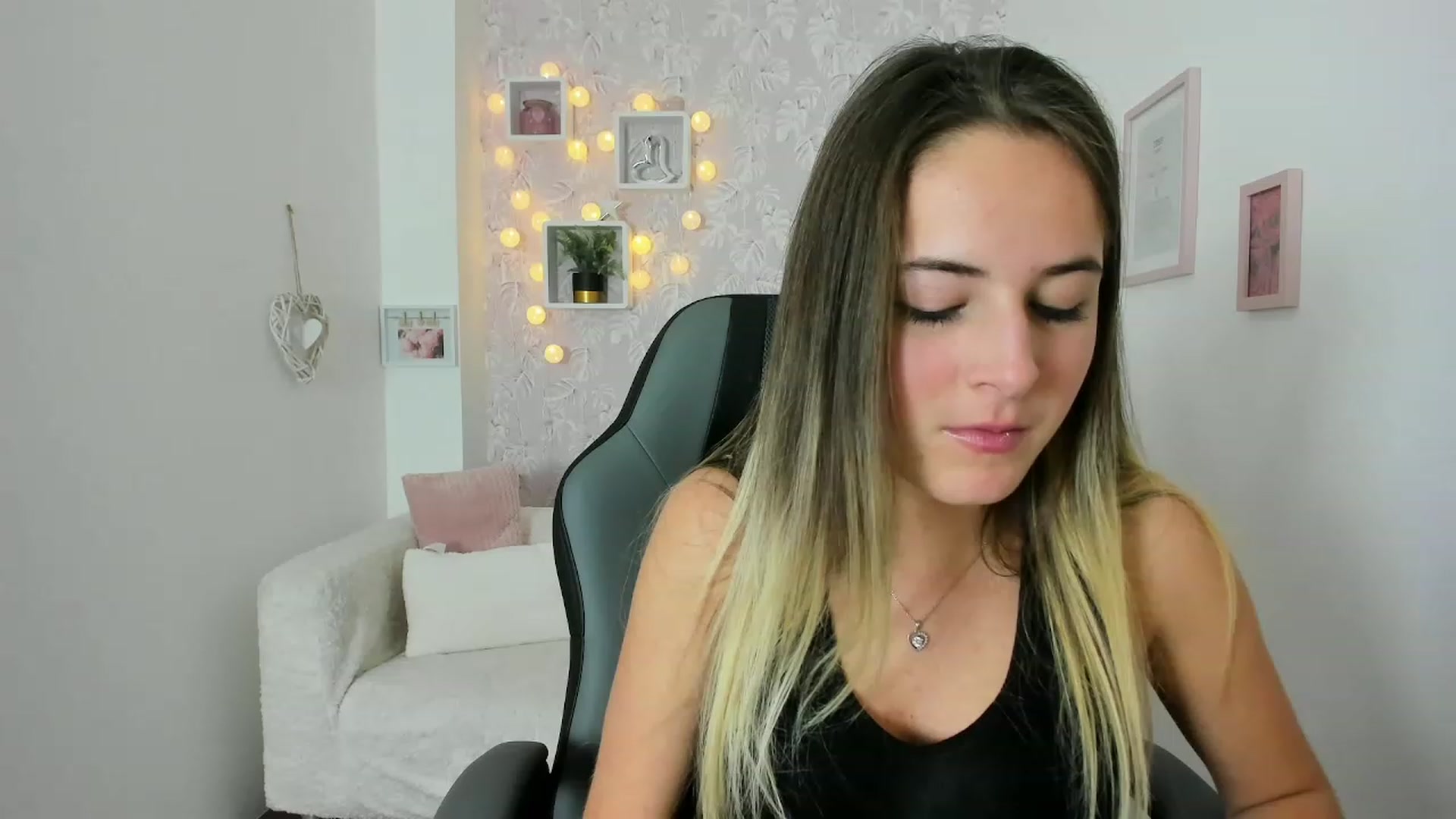 Gallery image thumbnail from Kiley__Minoww's myfreecams stream on, 12/08/2022, 16:27 image 6 of 20