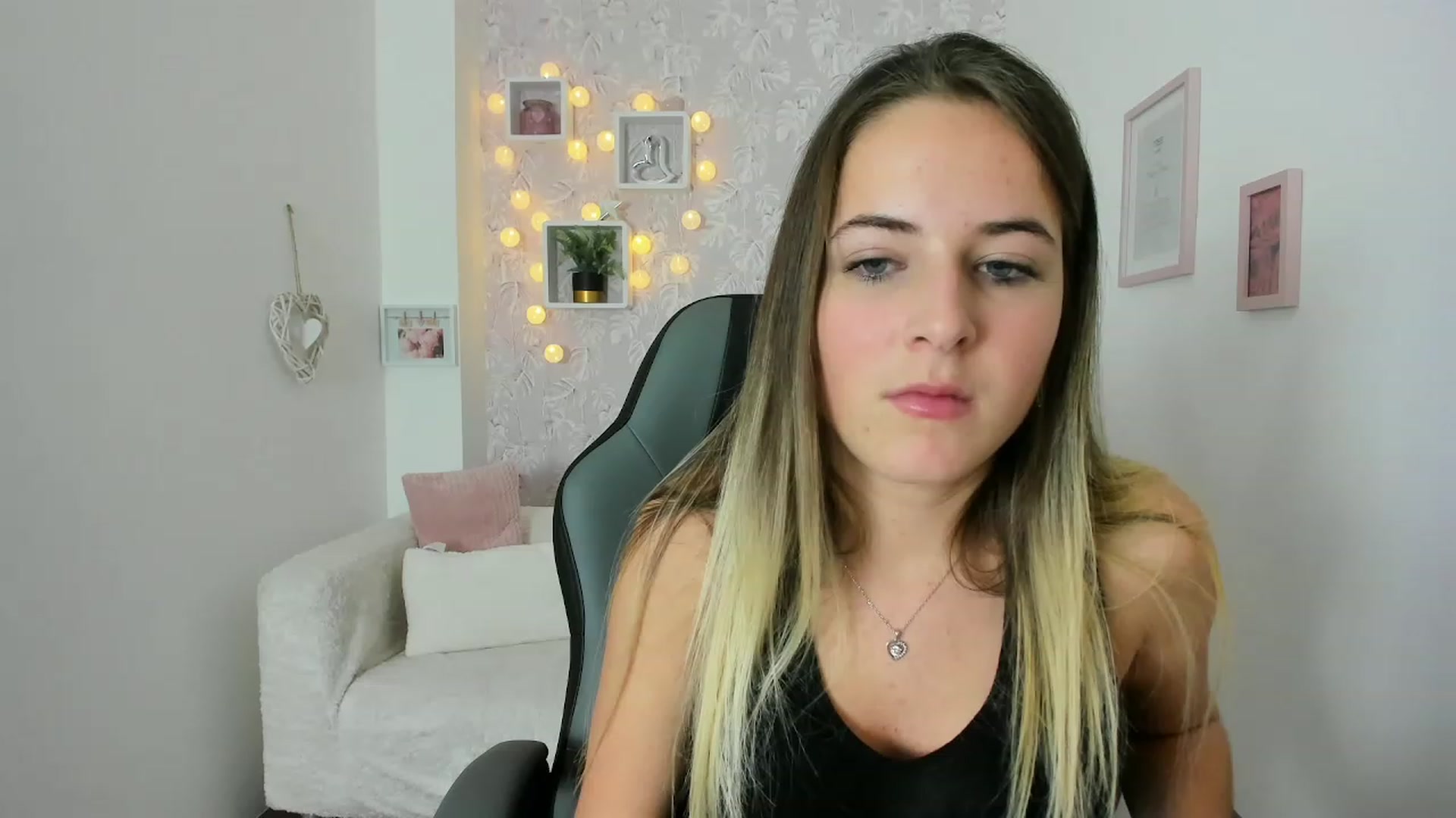 Gallery image thumbnail from Kiley__Minoww's myfreecams stream on, 12/08/2022, 16:27 image 8 of 20