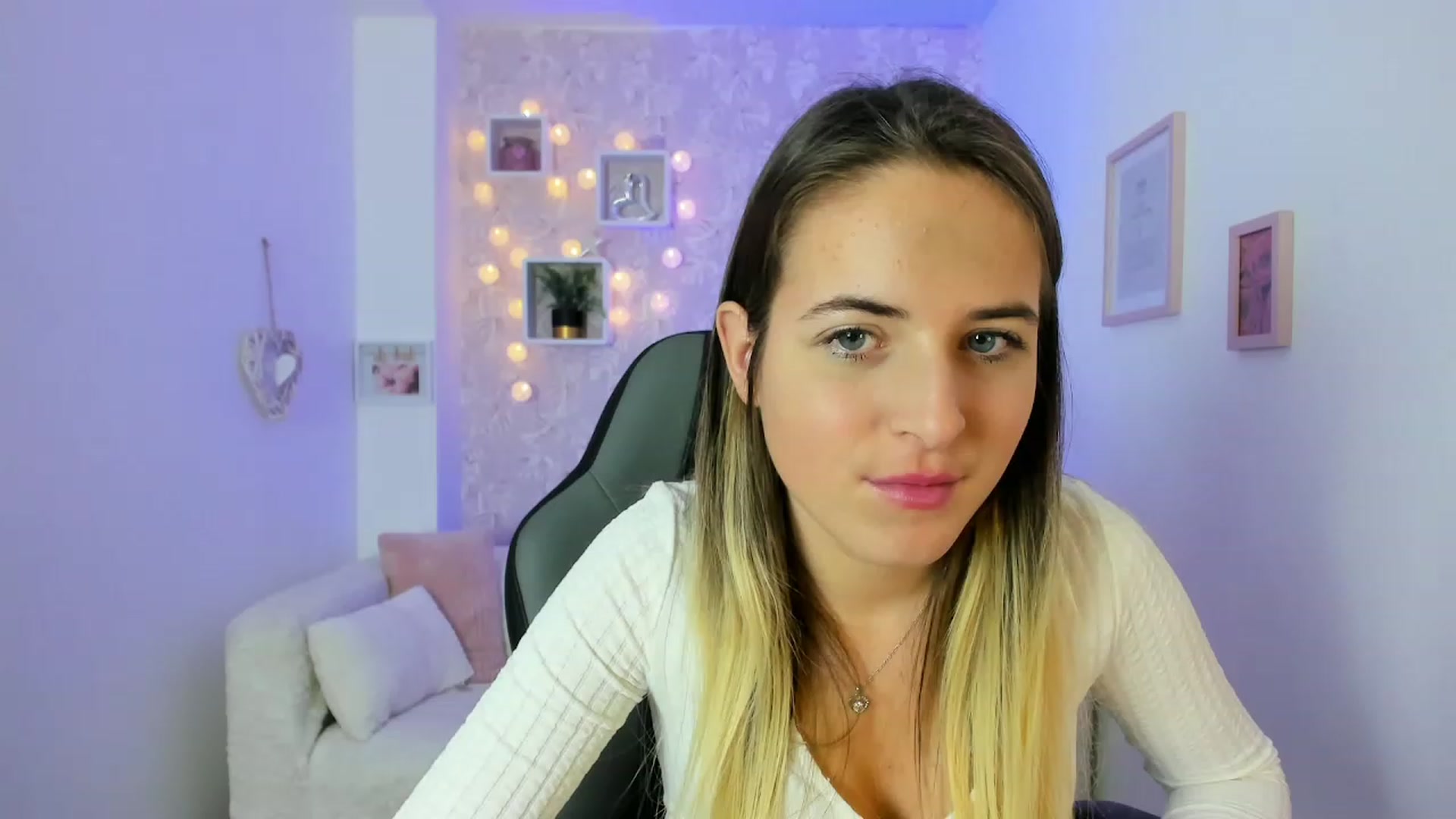 Gallery image thumbnail from Kiley__Minoww's myfreecams stream on, 12/18/2022, 16:42 image 7 of 20