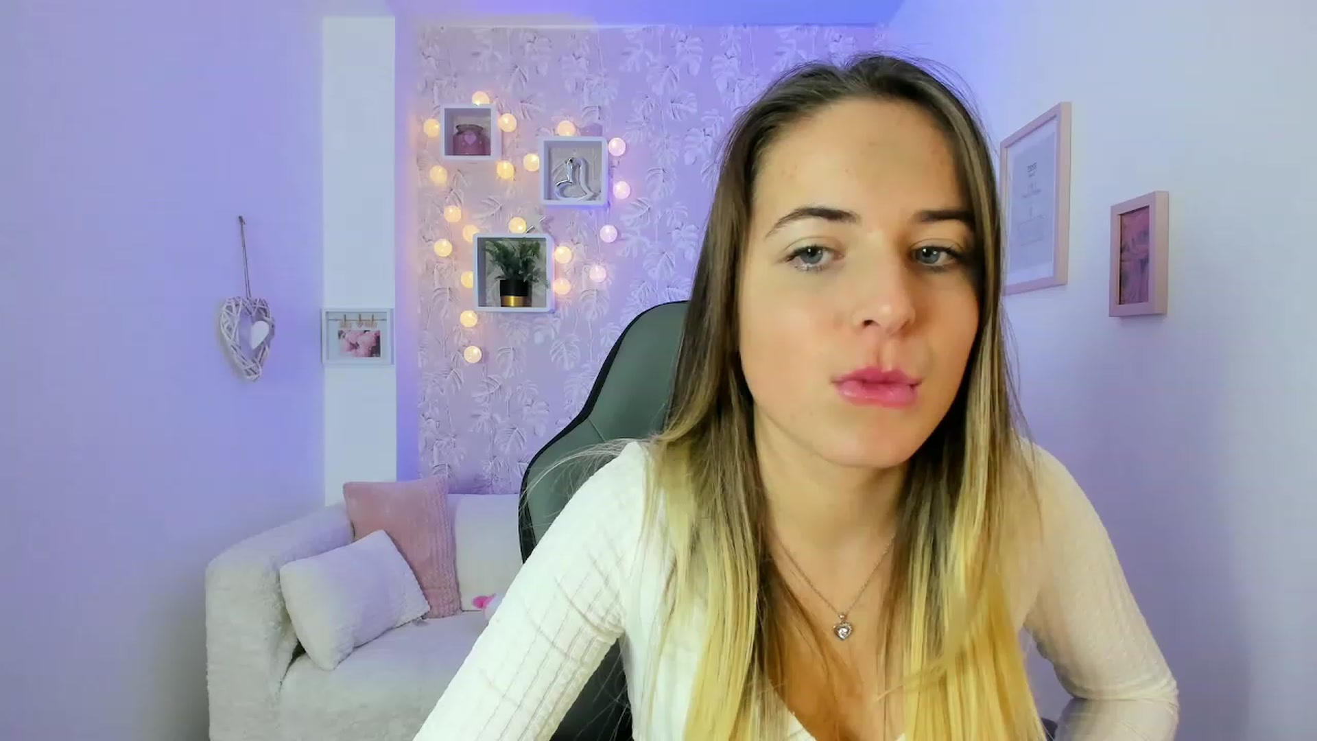 Gallery image thumbnail from Kiley__Minoww's myfreecams stream on, 12/18/2022, 16:42 image 3 of 20