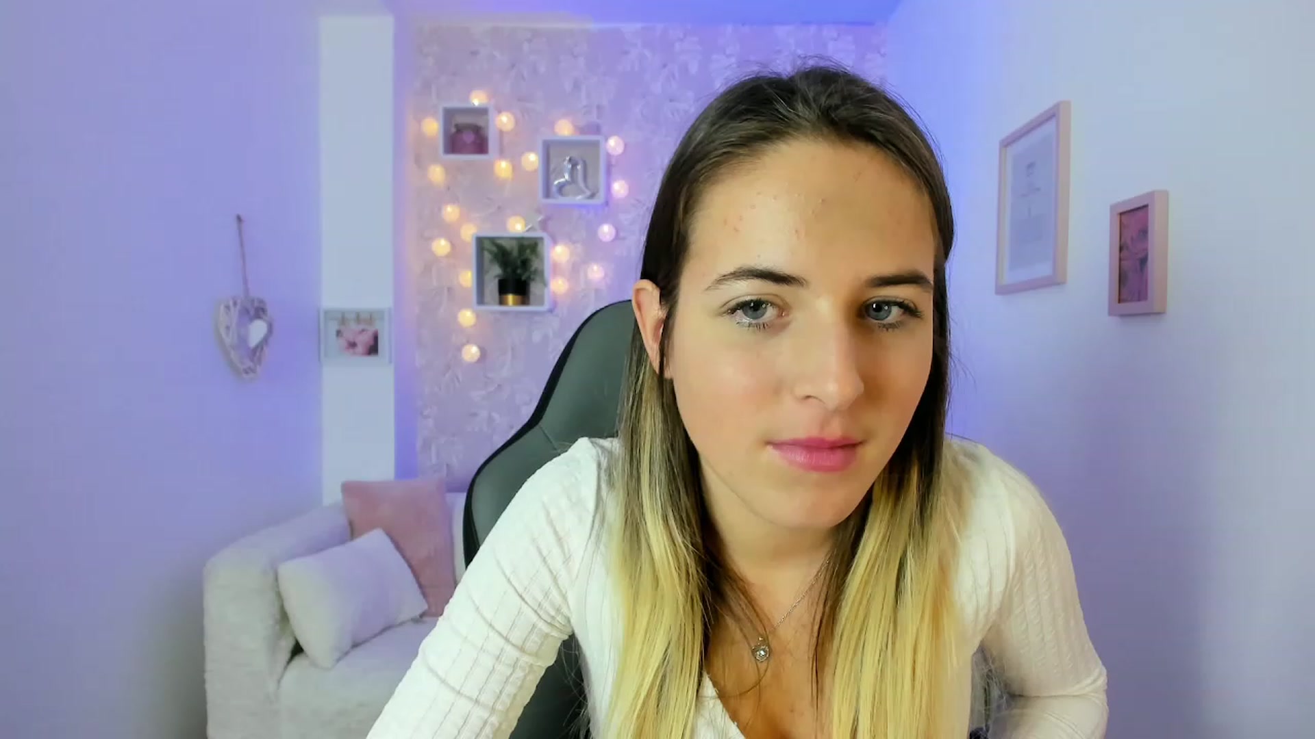 Gallery image thumbnail from Kiley__Minoww's myfreecams stream on, 12/18/2022, 16:42 image 9 of 20