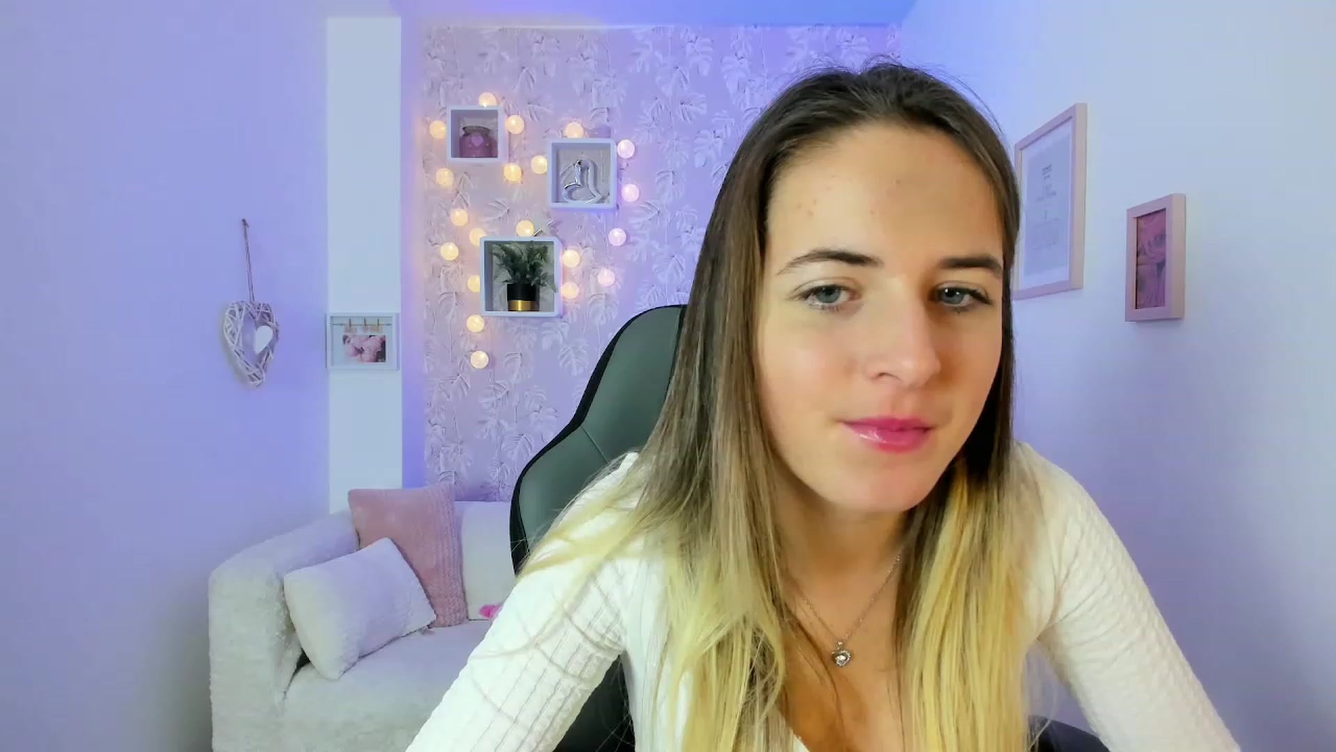 Gallery image thumbnail from Kiley__Minoww's myfreecams stream on, 12/18/2022, 16:42 image 2 of 20