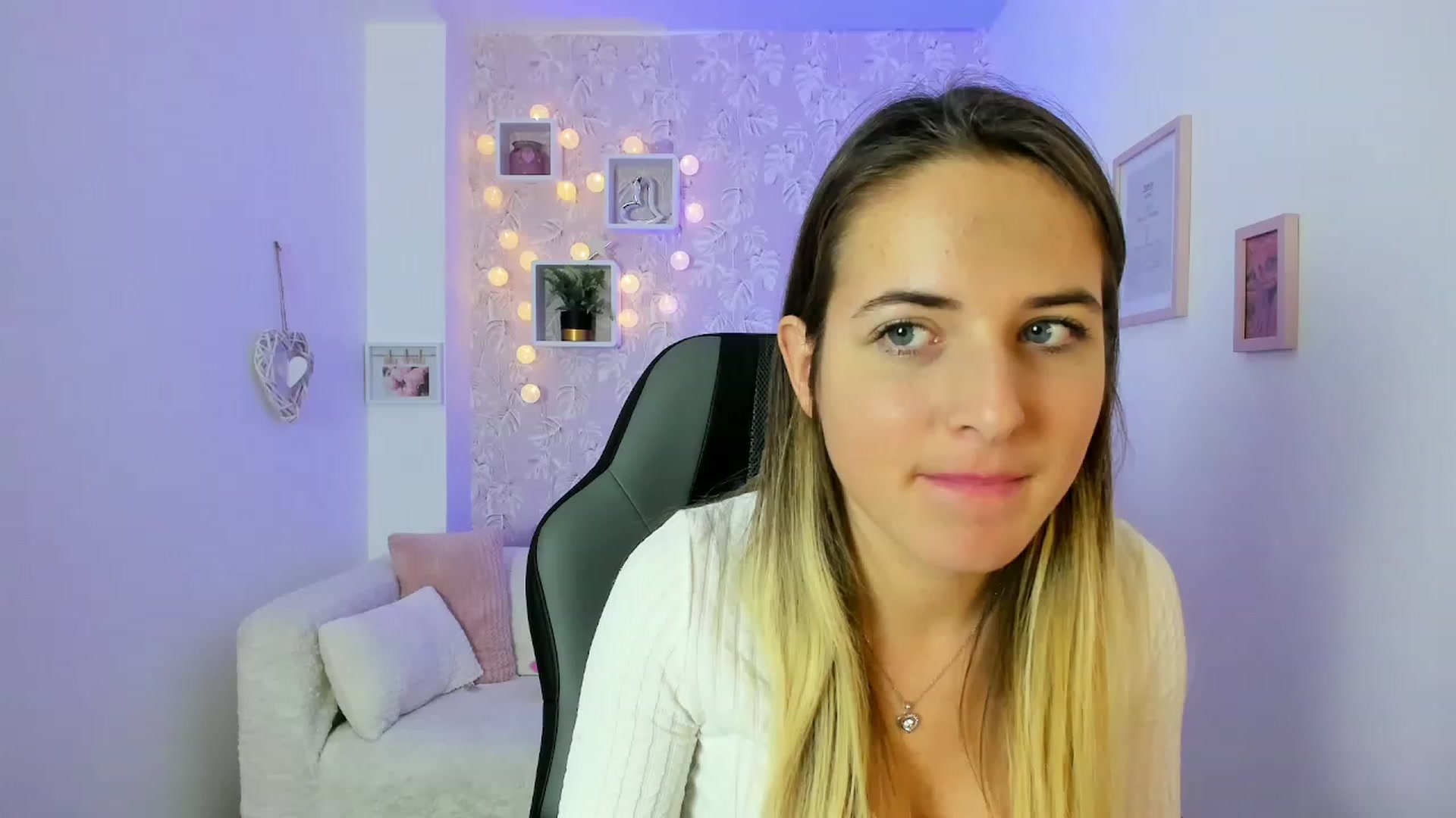 Gallery image thumbnail from Kiley__Minoww's myfreecams stream on, 12/18/2022, 16:42 image 16 of 20