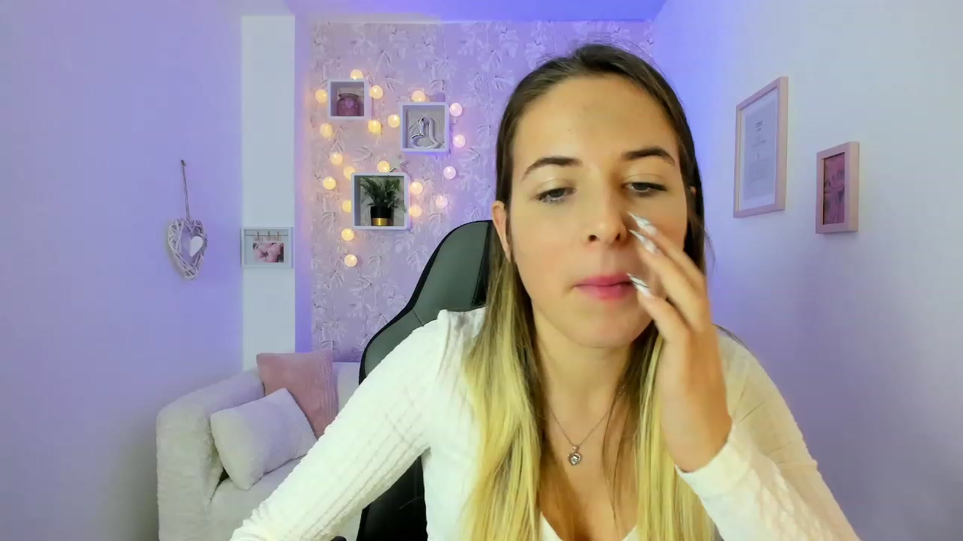 Gallery image thumbnail from Kiley__Minoww's myfreecams stream on, 12/18/2022, 16:42 image 18 of 20