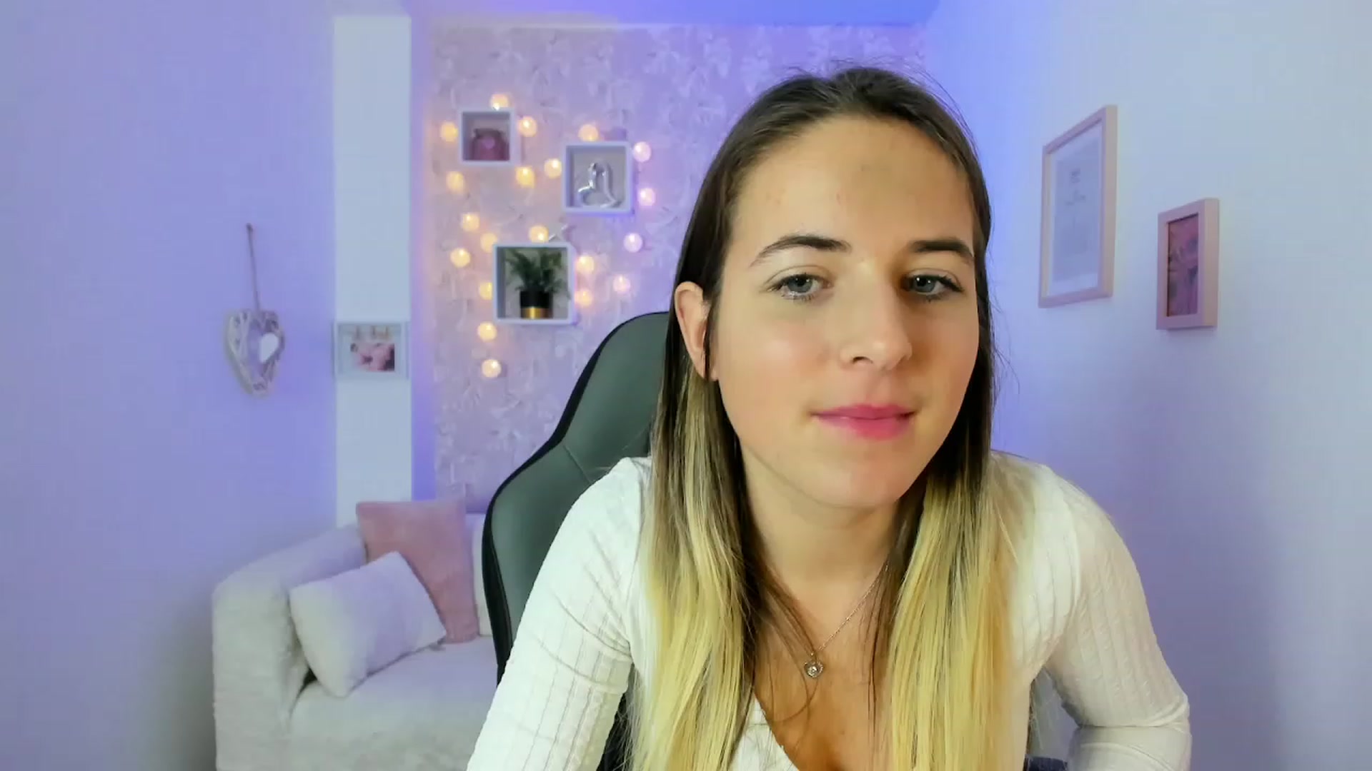 Gallery image thumbnail from Kiley__Minoww's myfreecams stream on, 12/18/2022, 16:42 image 10 of 20