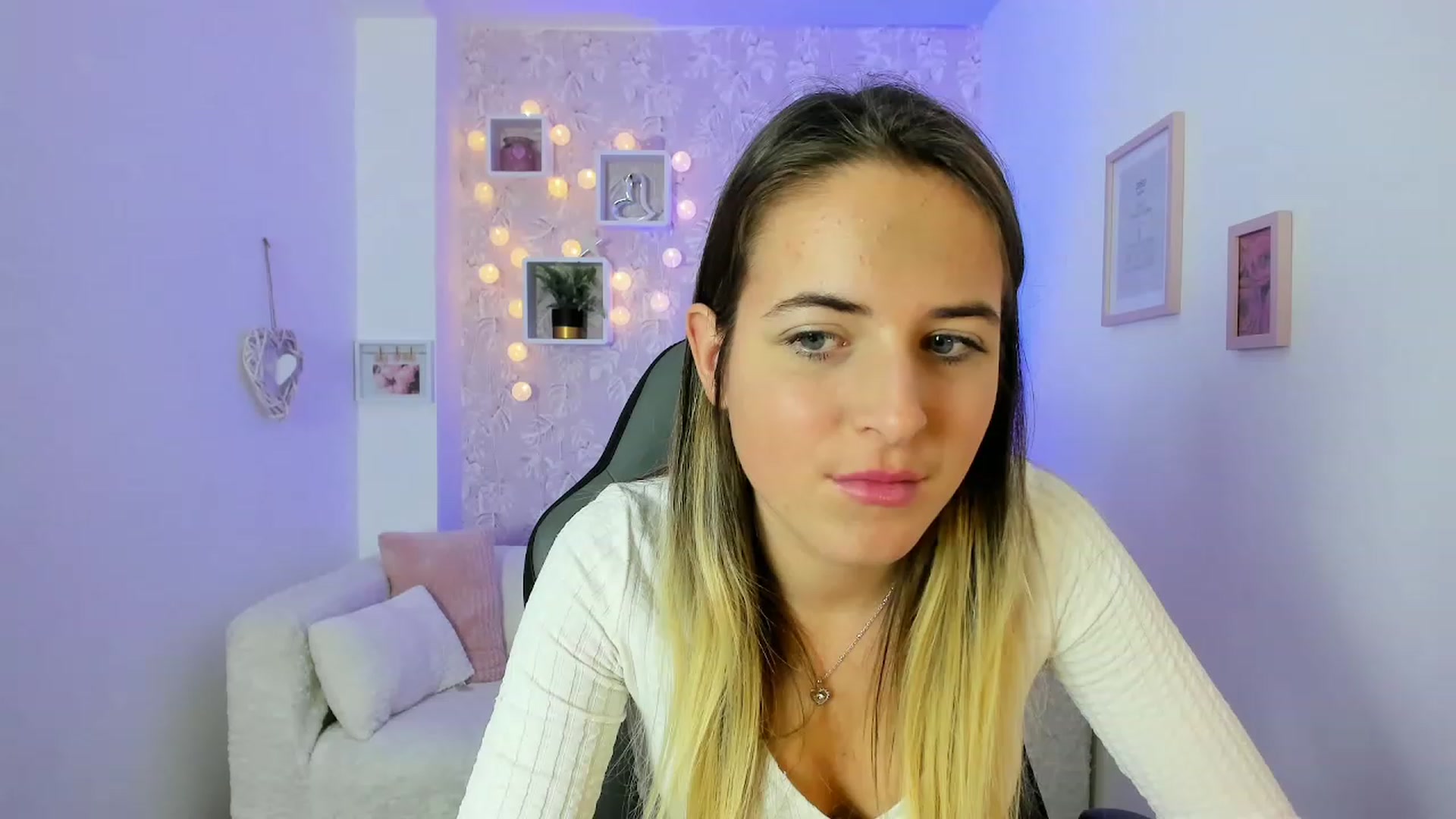 Gallery image thumbnail from Kiley__Minoww's myfreecams stream on, 12/18/2022, 16:42 image 6 of 20