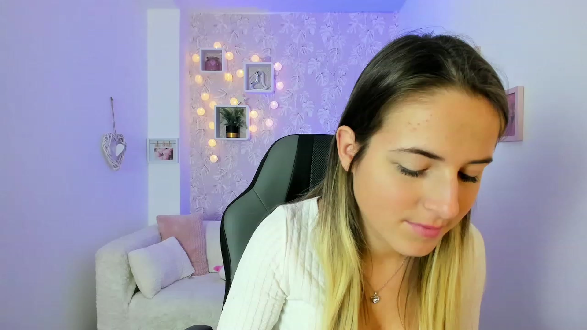 Gallery image thumbnail from Kiley__Minoww's myfreecams stream on, 12/18/2022, 16:42 image 17 of 20