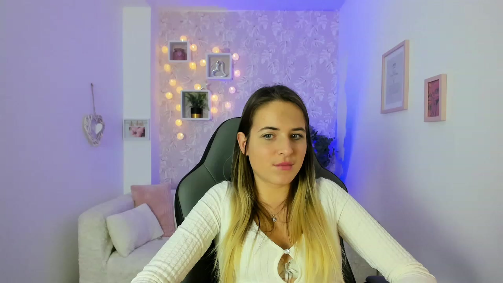 Gallery image thumbnail from Kiley__Minoww's myfreecams stream on, 12/18/2022, 16:42 image 14 of 20