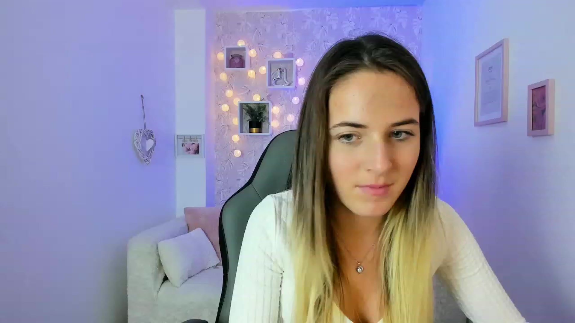 Gallery image thumbnail from Kiley__Minoww's myfreecams stream on, 12/18/2022, 18:42 image 15 of 20