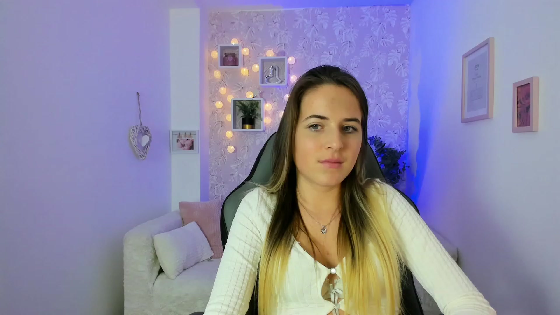 Gallery image thumbnail from Kiley__Minoww's myfreecams stream on, 12/18/2022, 18:42 image 8 of 20