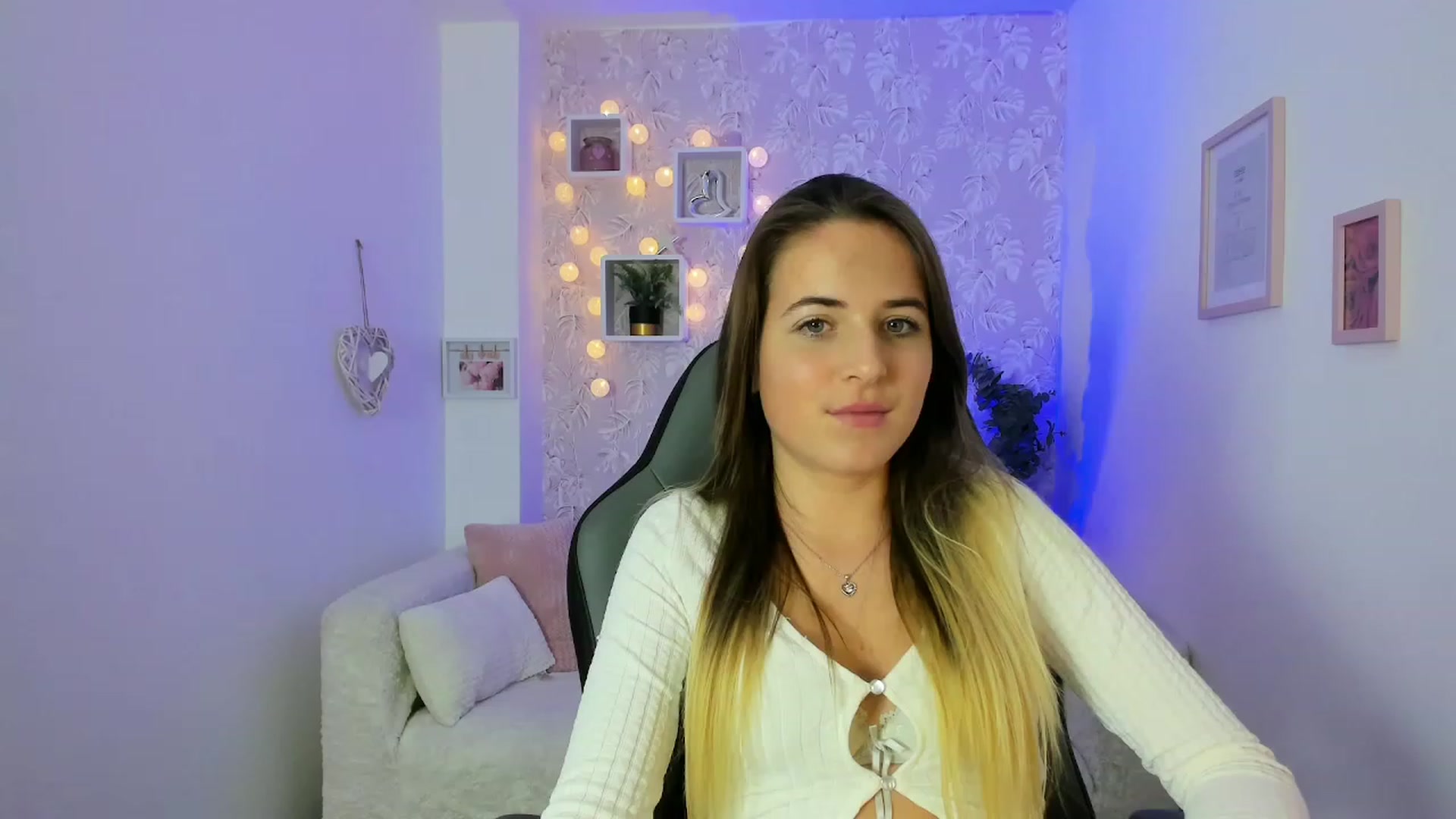 Gallery image thumbnail from Kiley__Minoww's myfreecams stream on, 12/18/2022, 18:42 image 6 of 20