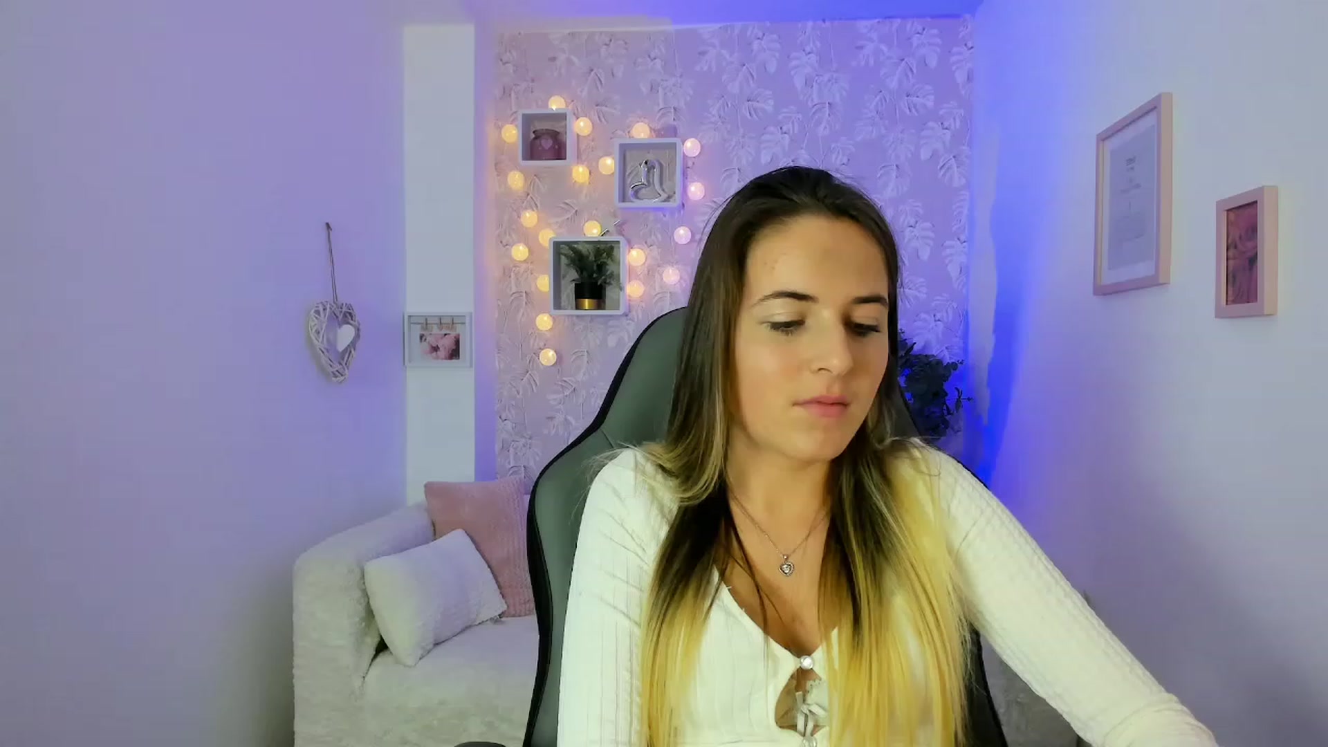 Gallery image thumbnail from Kiley__Minoww's myfreecams stream on, 12/18/2022, 18:42 image 9 of 20