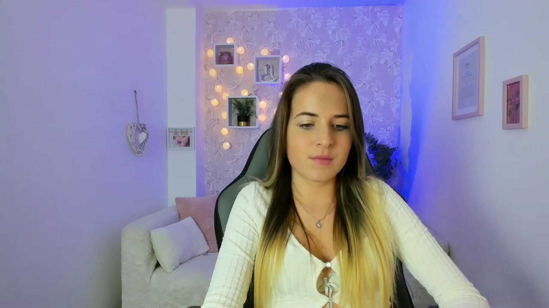 Gallery image thumbnail from Kiley__Minoww's myfreecams stream on, 12/18/2022, 18:42 image 7 of 20