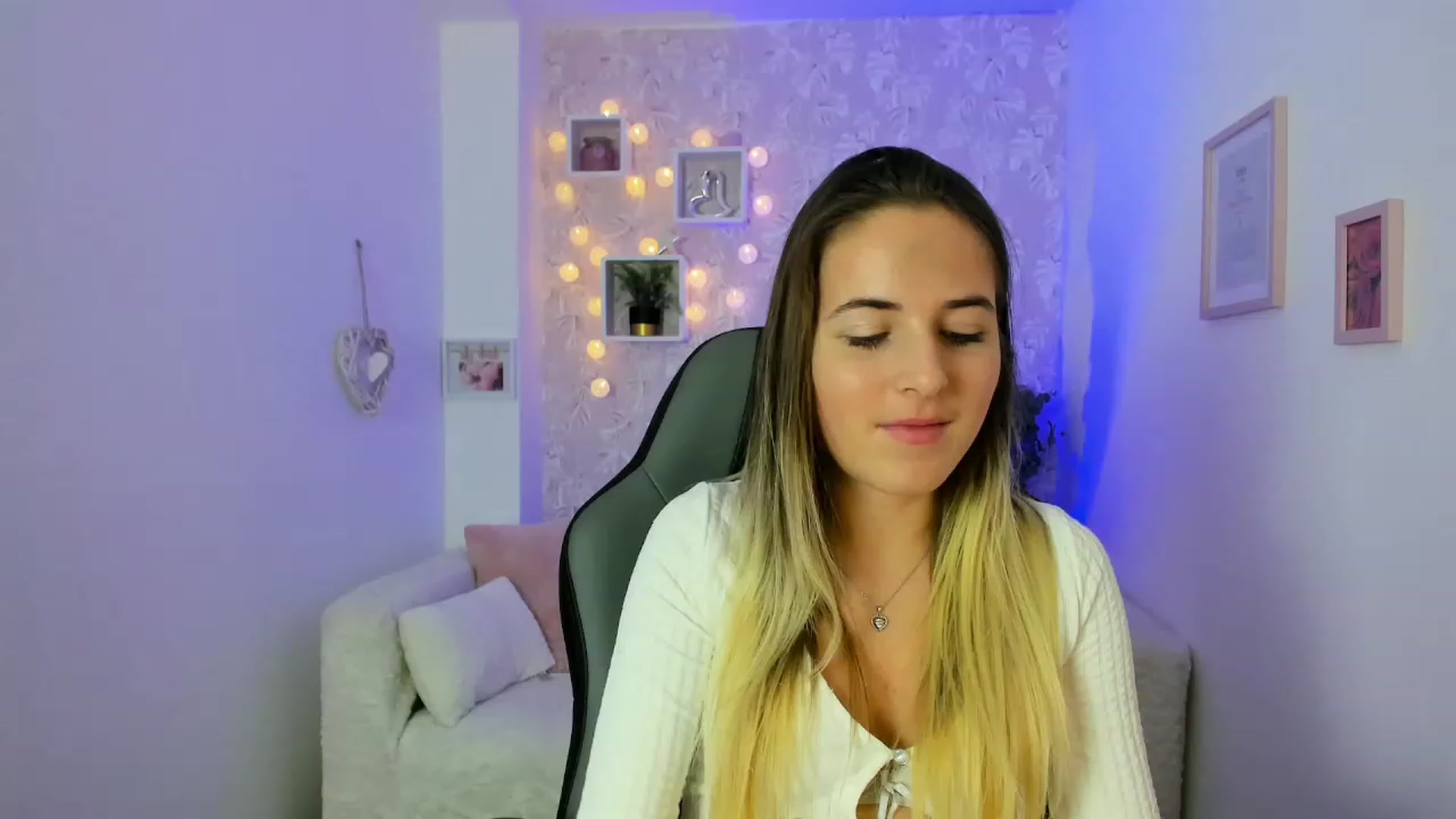 Gallery image thumbnail from Kiley__Minoww's myfreecams stream on, 12/18/2022, 18:42 image 2 of 20
