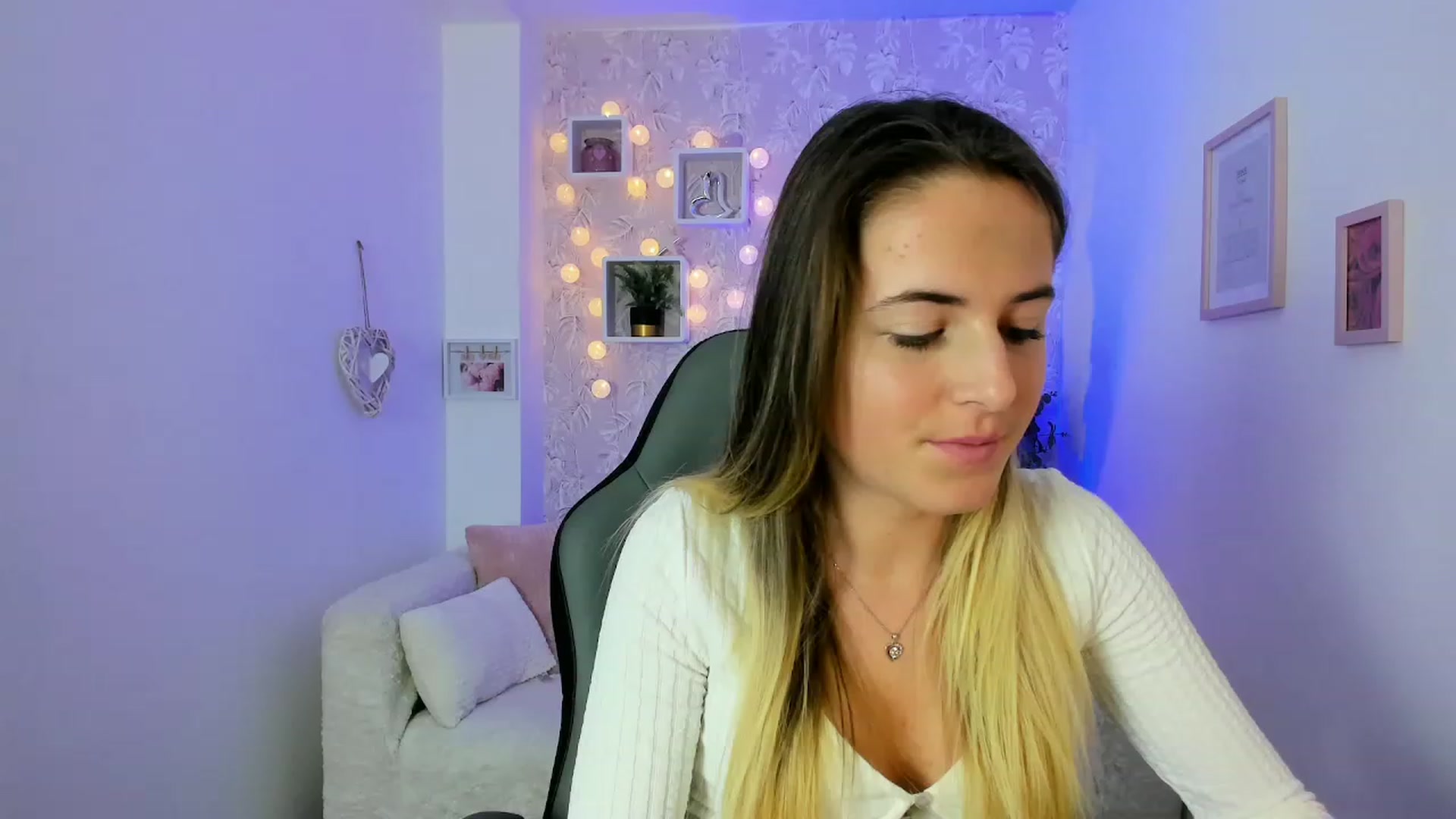 Gallery image thumbnail from Kiley__Minoww's myfreecams stream on, 12/18/2022, 18:42 image 16 of 20