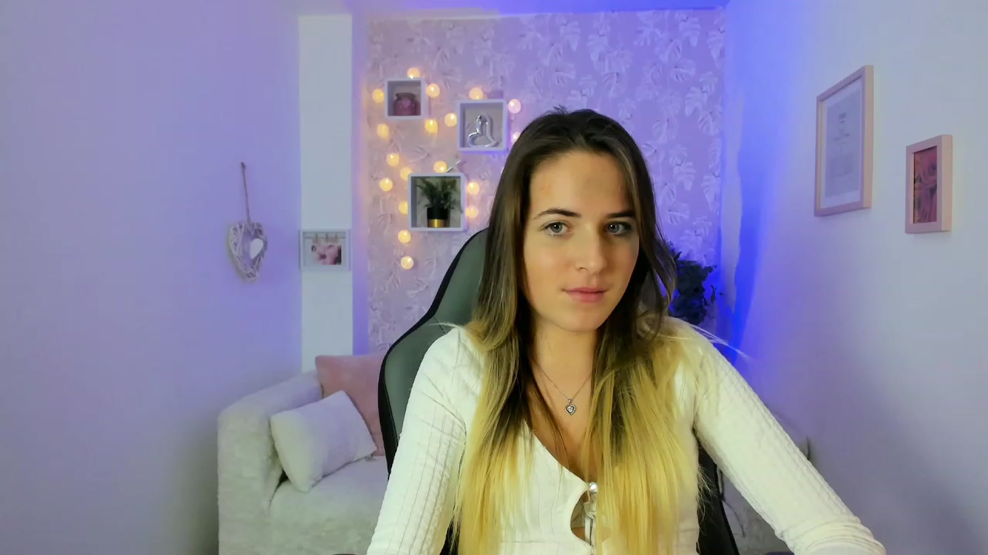 Gallery image thumbnail from Kiley__Minoww's myfreecams stream on, 12/18/2022, 18:42 image 4 of 20