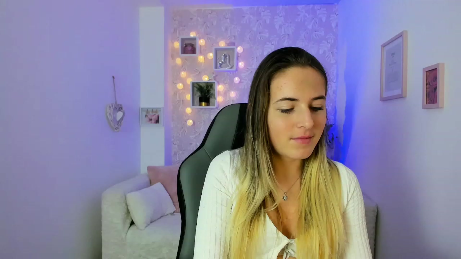 Gallery image thumbnail from Kiley__Minoww's myfreecams stream on, 12/18/2022, 18:42 image 1 of 20