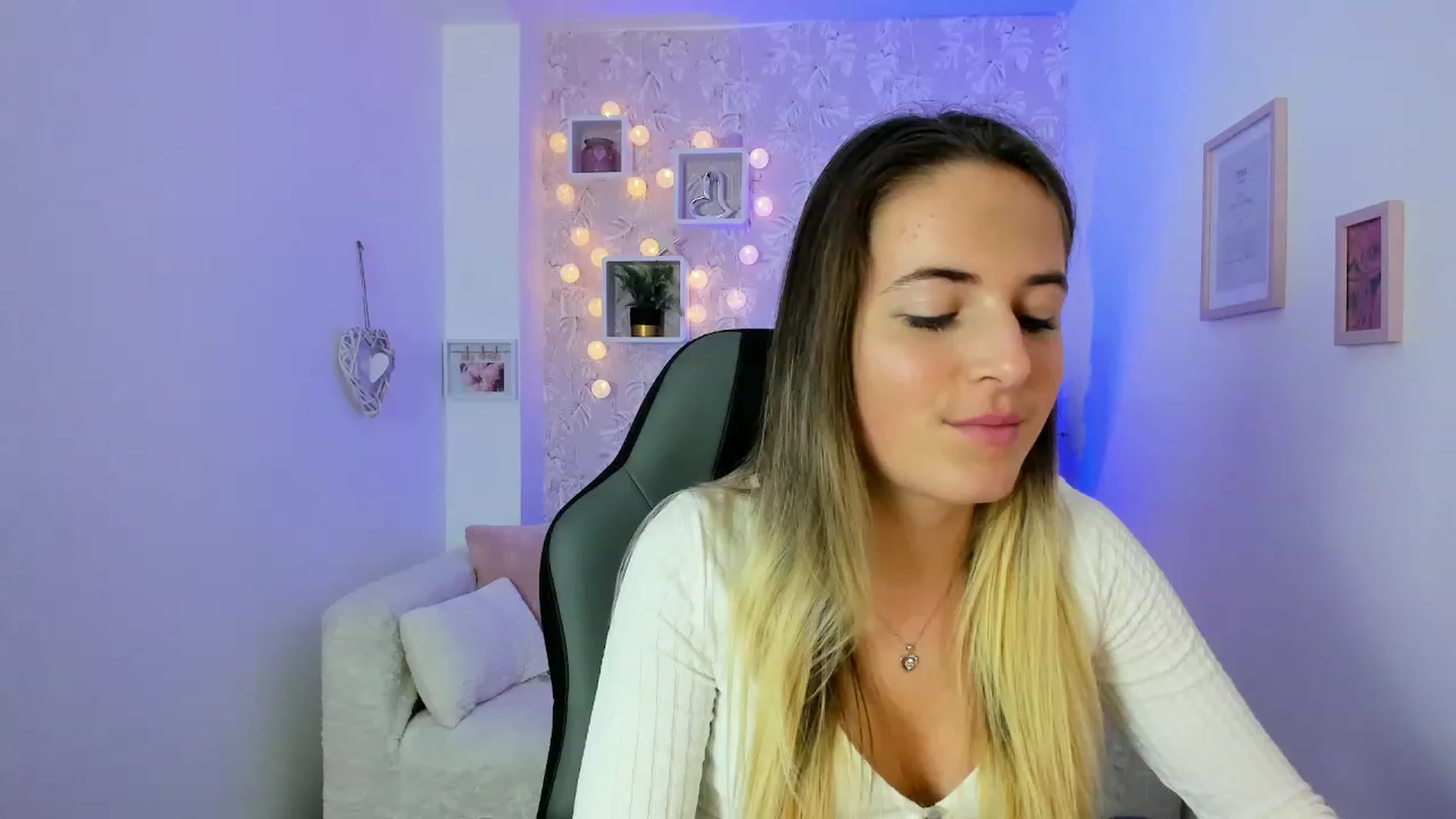 Gallery image thumbnail from Kiley__Minoww's myfreecams stream on, 12/18/2022, 18:42 image 19 of 20