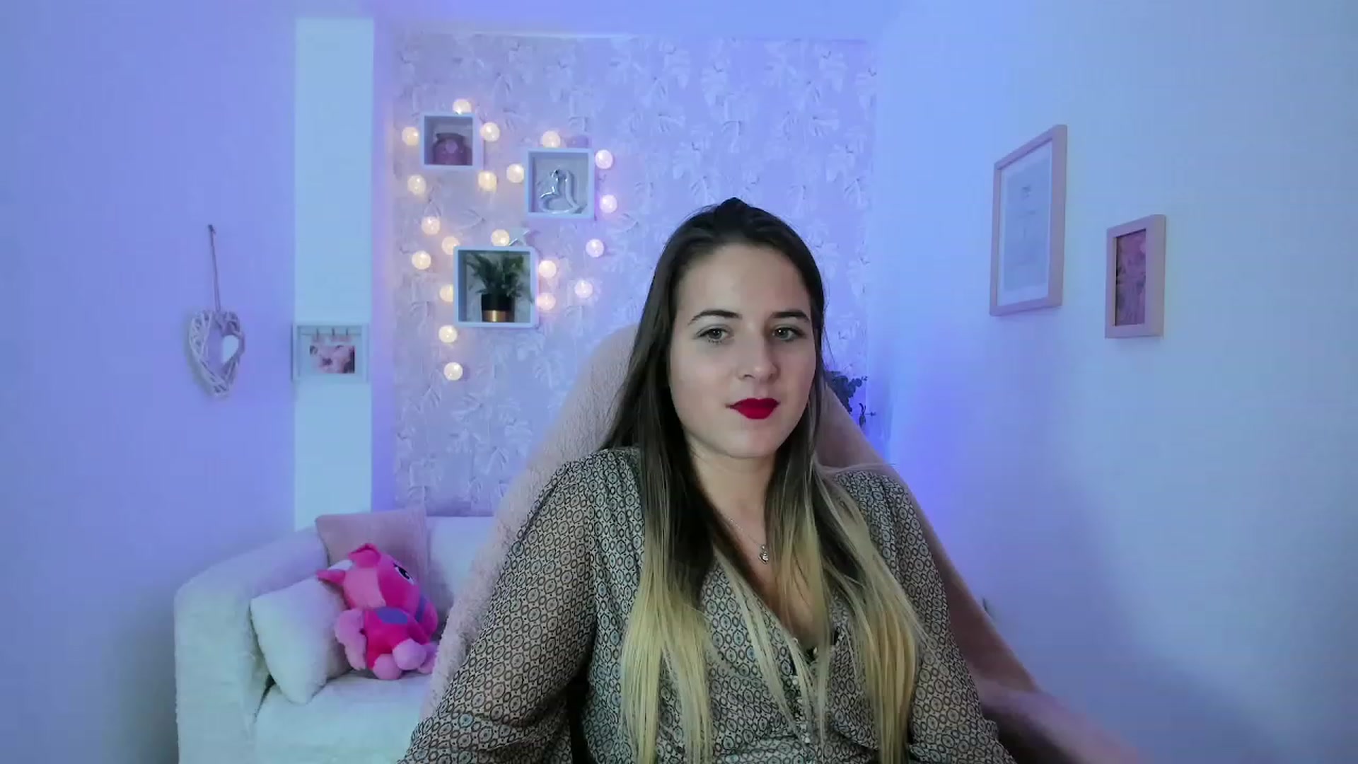Gallery image thumbnail from Kiley__Minoww's myfreecams stream on, 12/19/2022, 18:30 image 18 of 20