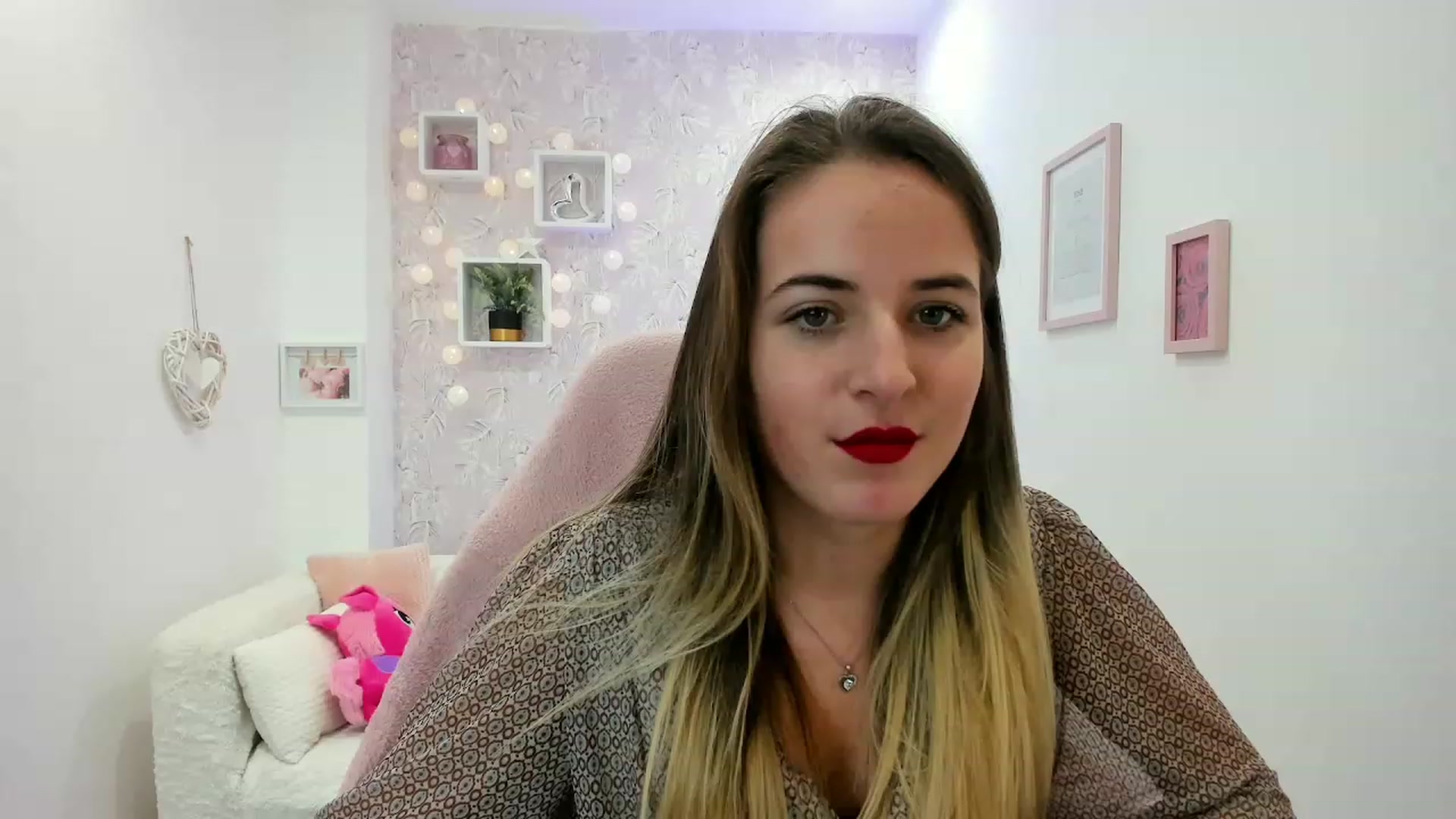 Gallery image thumbnail from Kiley__Minoww's myfreecams stream on, 12/19/2022, 19:19 image 9 of 20