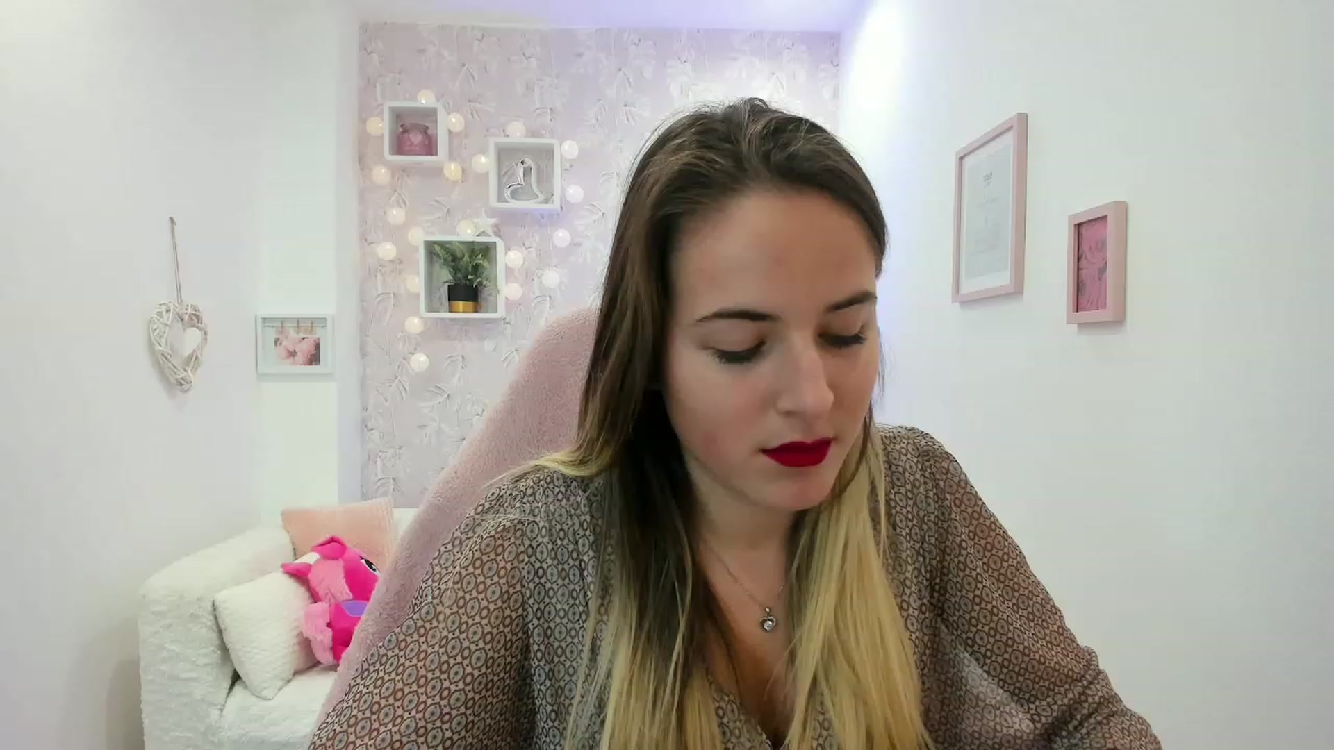 Gallery image thumbnail from Kiley__Minoww's myfreecams stream on, 12/19/2022, 19:19 image 13 of 20