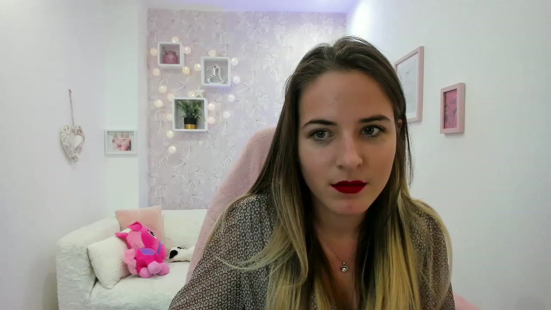 Gallery image thumbnail from Kiley__Minoww's myfreecams stream on, 12/19/2022, 19:19 image 3 of 20